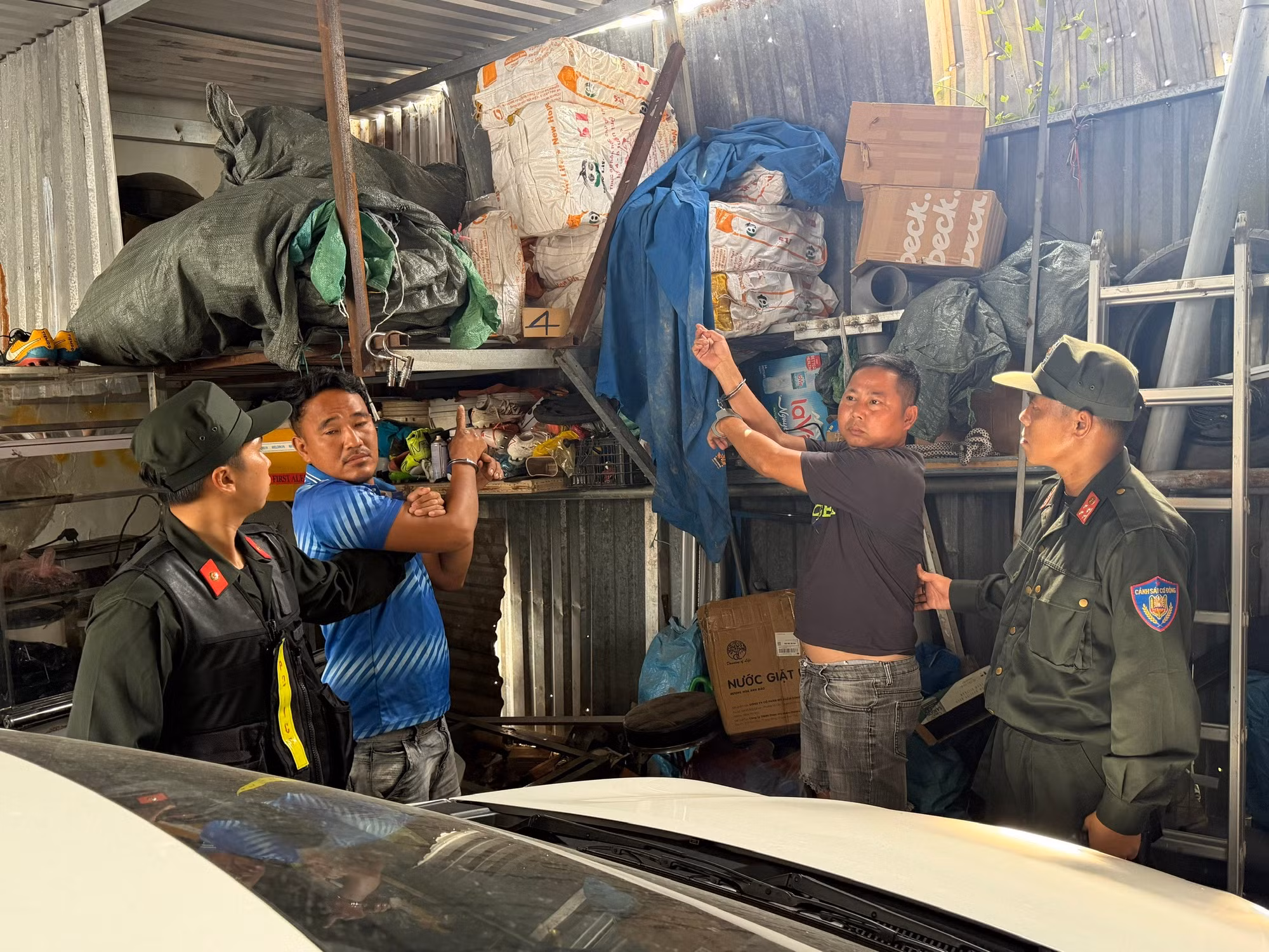 Các đối tượng chỉ nơi cất giấu hàng.