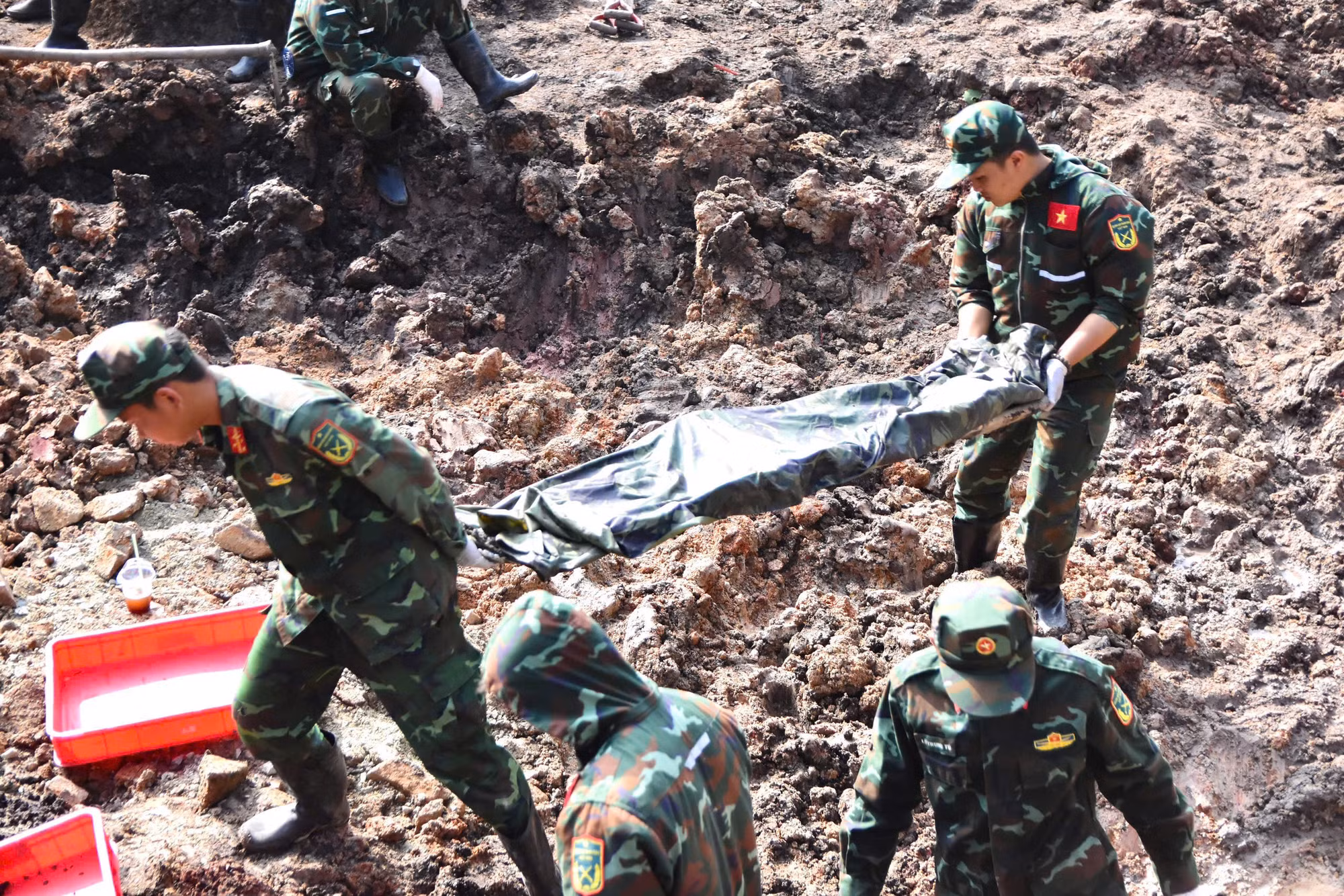 Chỉ riêng trong ngày 20/10, lực lượng tìm kiếm đã phát hiện, quy tập thêm 11 hài cốt liệt sĩ cùng 4 bộ di vật kèm theo.