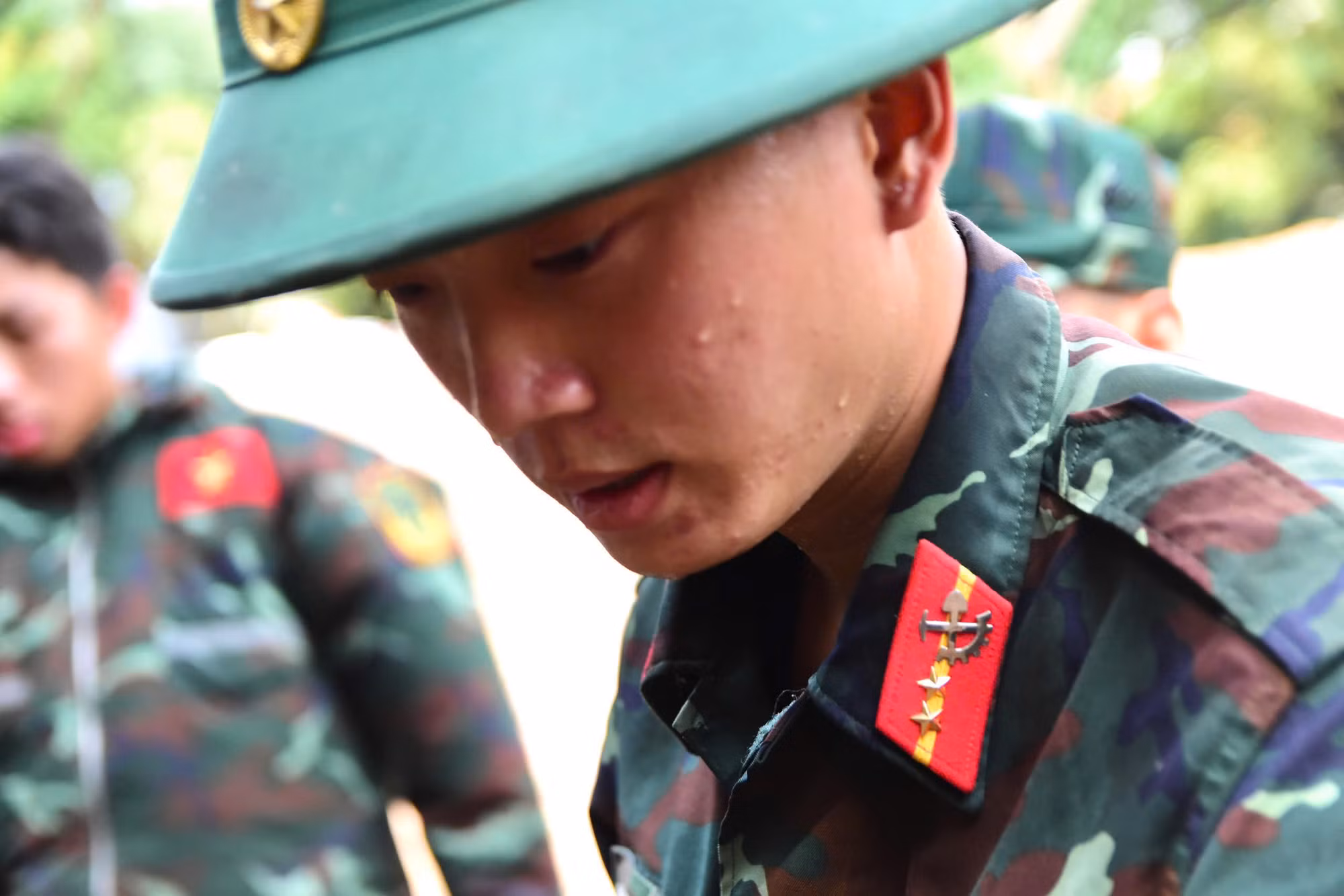 Cán bộ chiến sĩ tìm kiếm, quy tập hài cốt liệt sĩ.