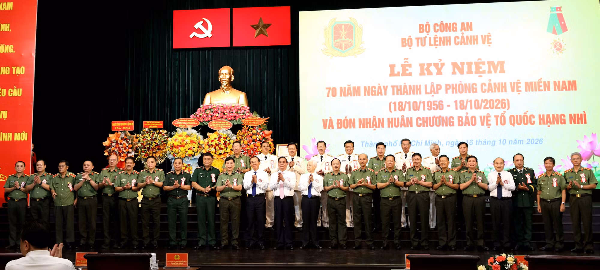 Các đồng chí lãnh đạo và các đại biểu chụp hình lưu niệm.