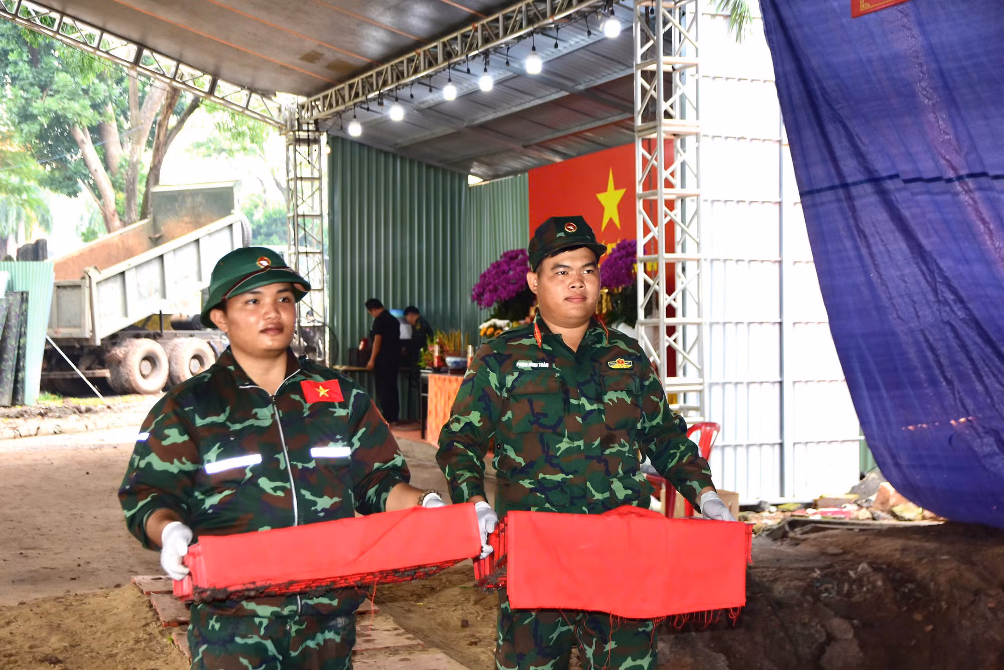 Chỉ tính trong ngày 23/10, lực lượng tìm kiếm phát hiện, quy tập thêm 12 hài cốt liệt sĩ cùng 1 bộ di vật kèm theo.