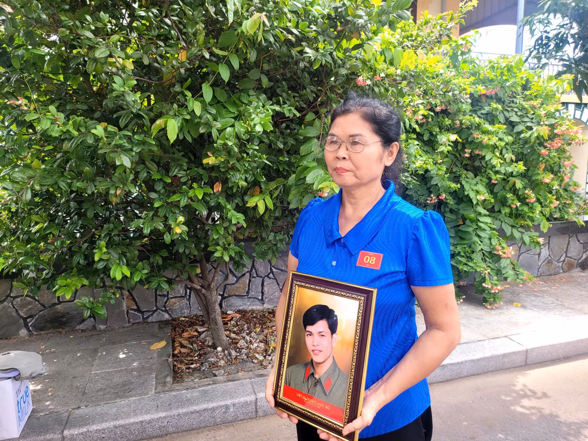 Cô Dương Thị Chung cùng tấm di ảnh của người cha - Liệt sĩ Dương Đức Bổ.