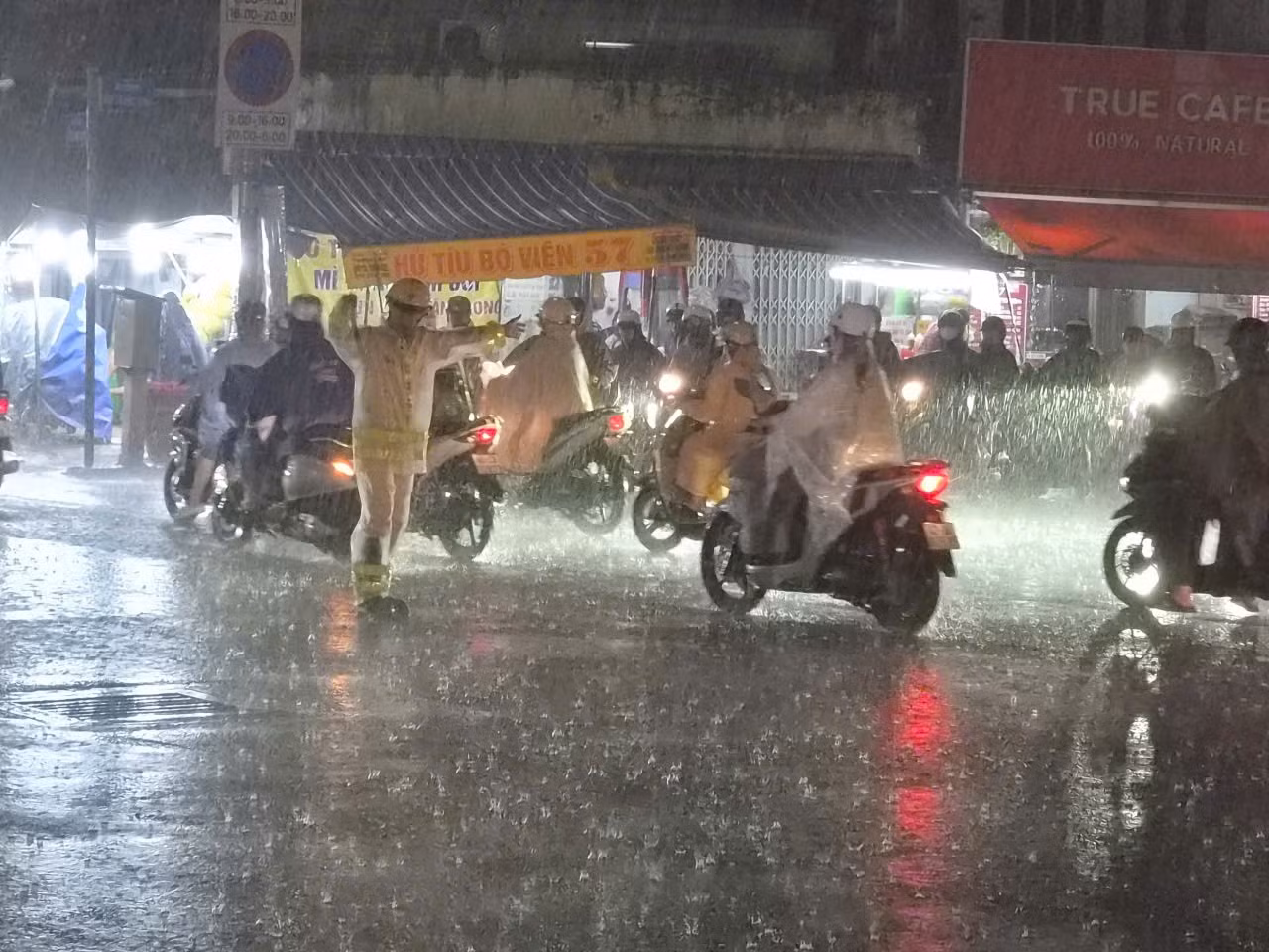 Tại giao lộ Xô Viết Nghệ Tĩnh - Ung Văn Khiêm.