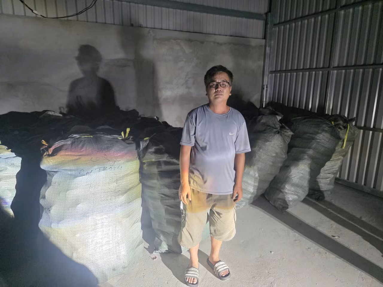 Khởi tố Giám đốc và Quản lý công ty sản xuất dép giả quy mô lớn ảnh 4