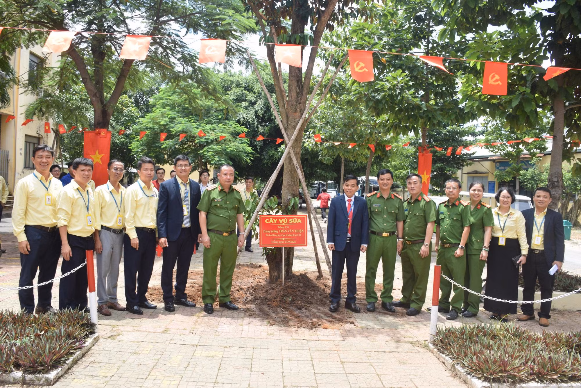 Trung tướng Trần Văn Thiện cùng Ban Giám hiệu Nhà trường trồng cây lưu niệm.