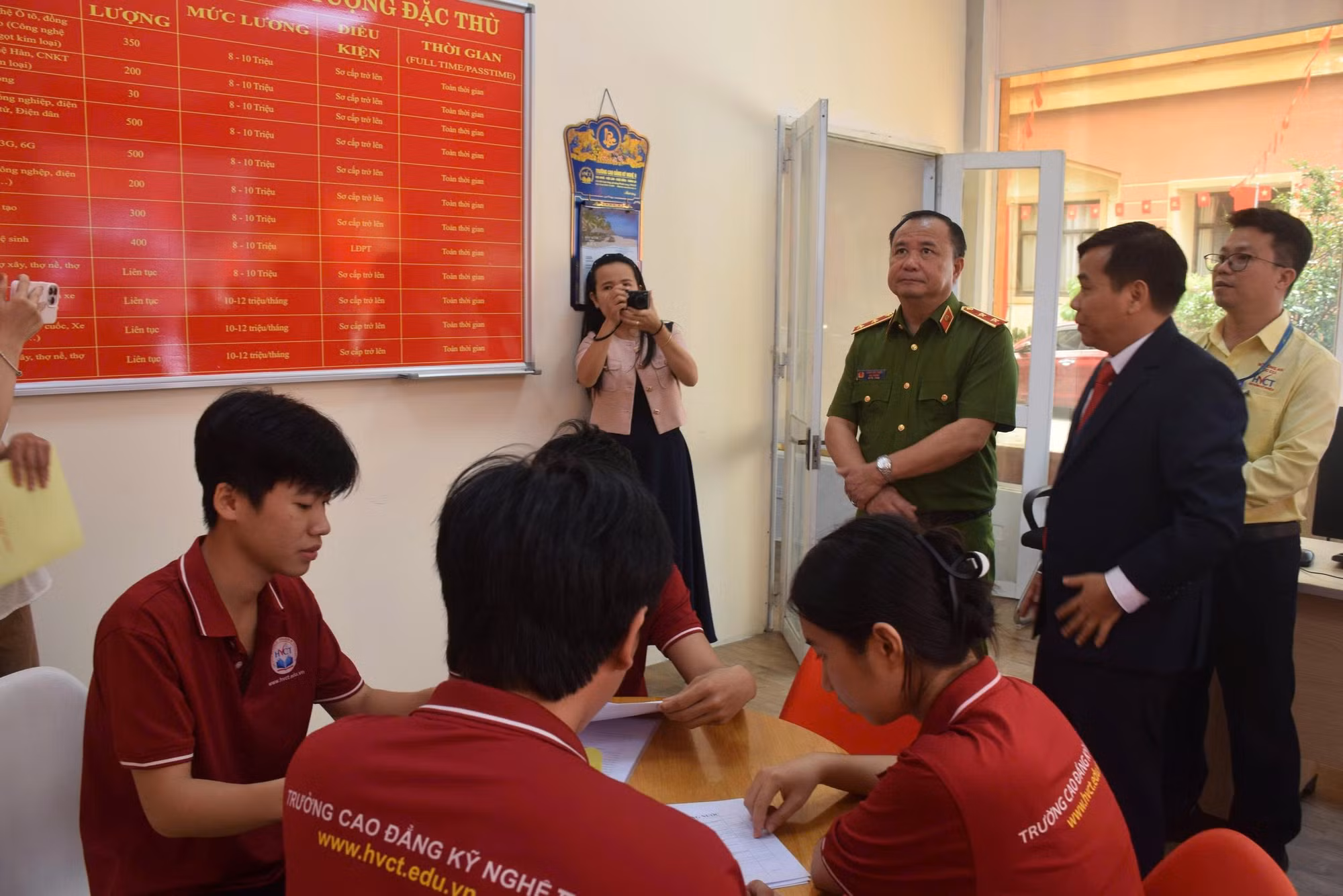 Trung tướng Trần Văn Thiện tham quan cơ sở vật chất của Trường Cao đẳng Kỹ nghệ II.