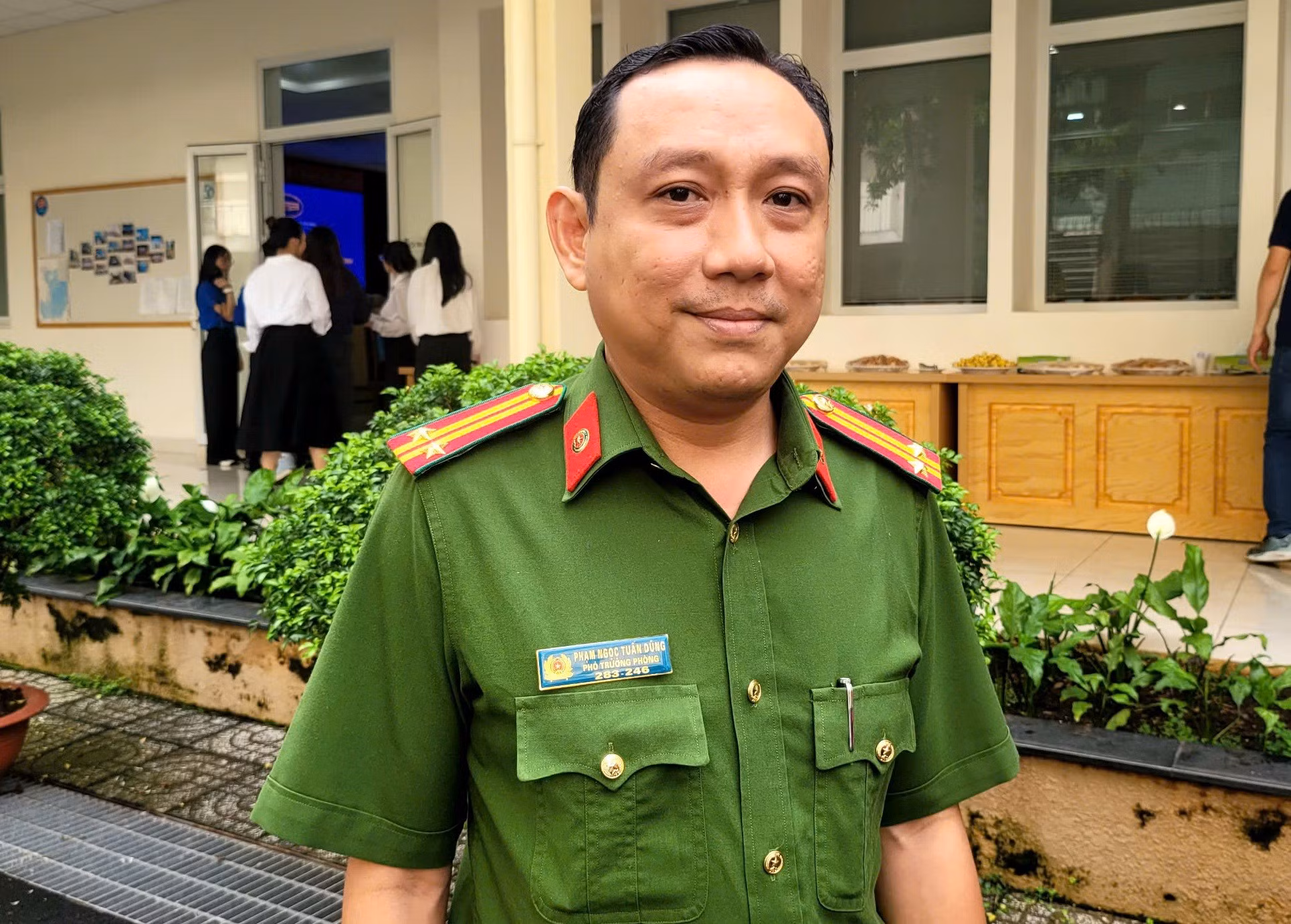 Trung tá Phạm Ngọc Tuấn Dũng, Phó Trưởng phòng Cảnh sát điều tra tội phạm về ma túy Công an TP Hồ Chí Minh trao đổi với phóng viên.