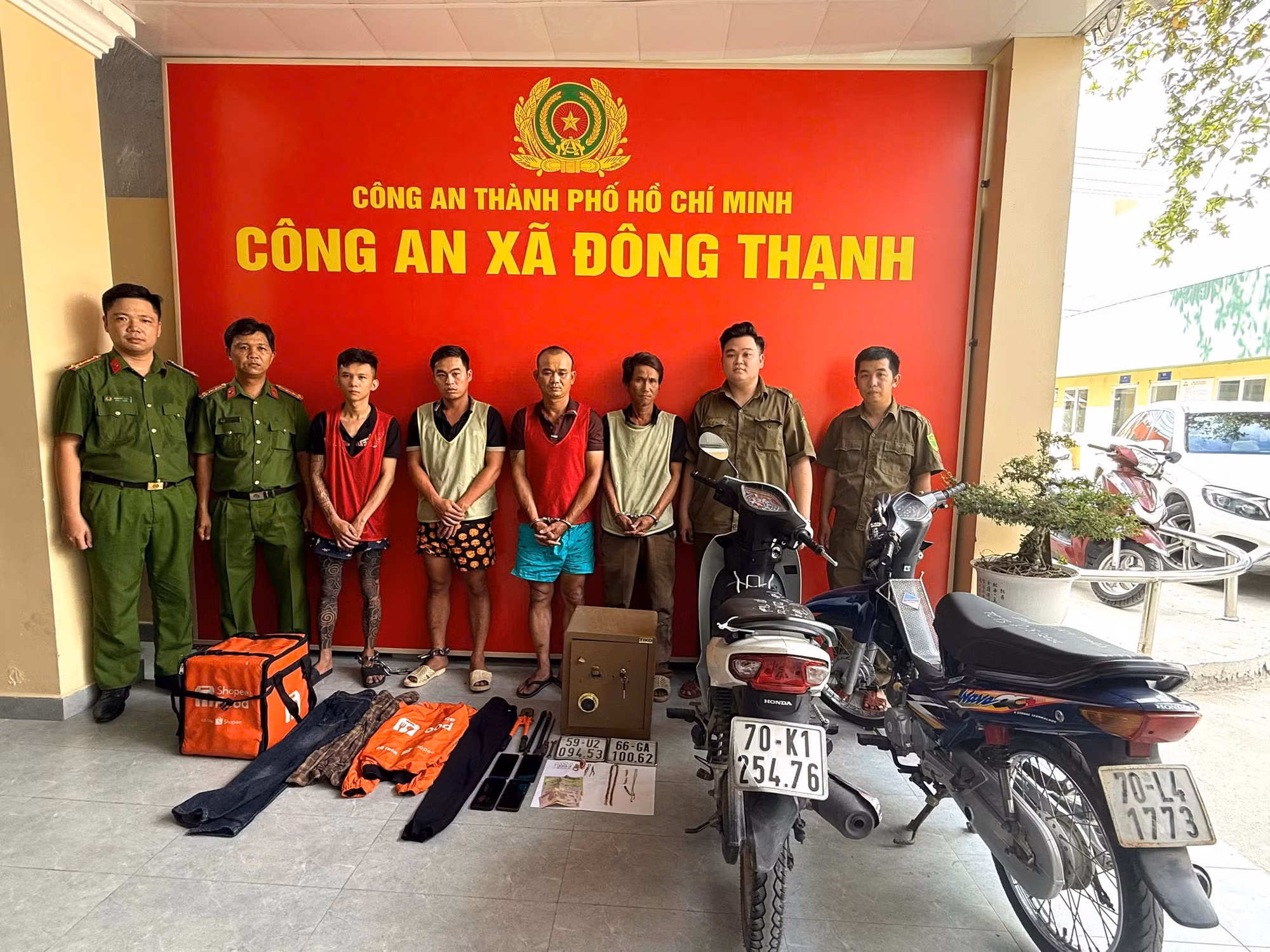 Các đối tượng cùng tang vật tại Công an xã Đông Thạnh.