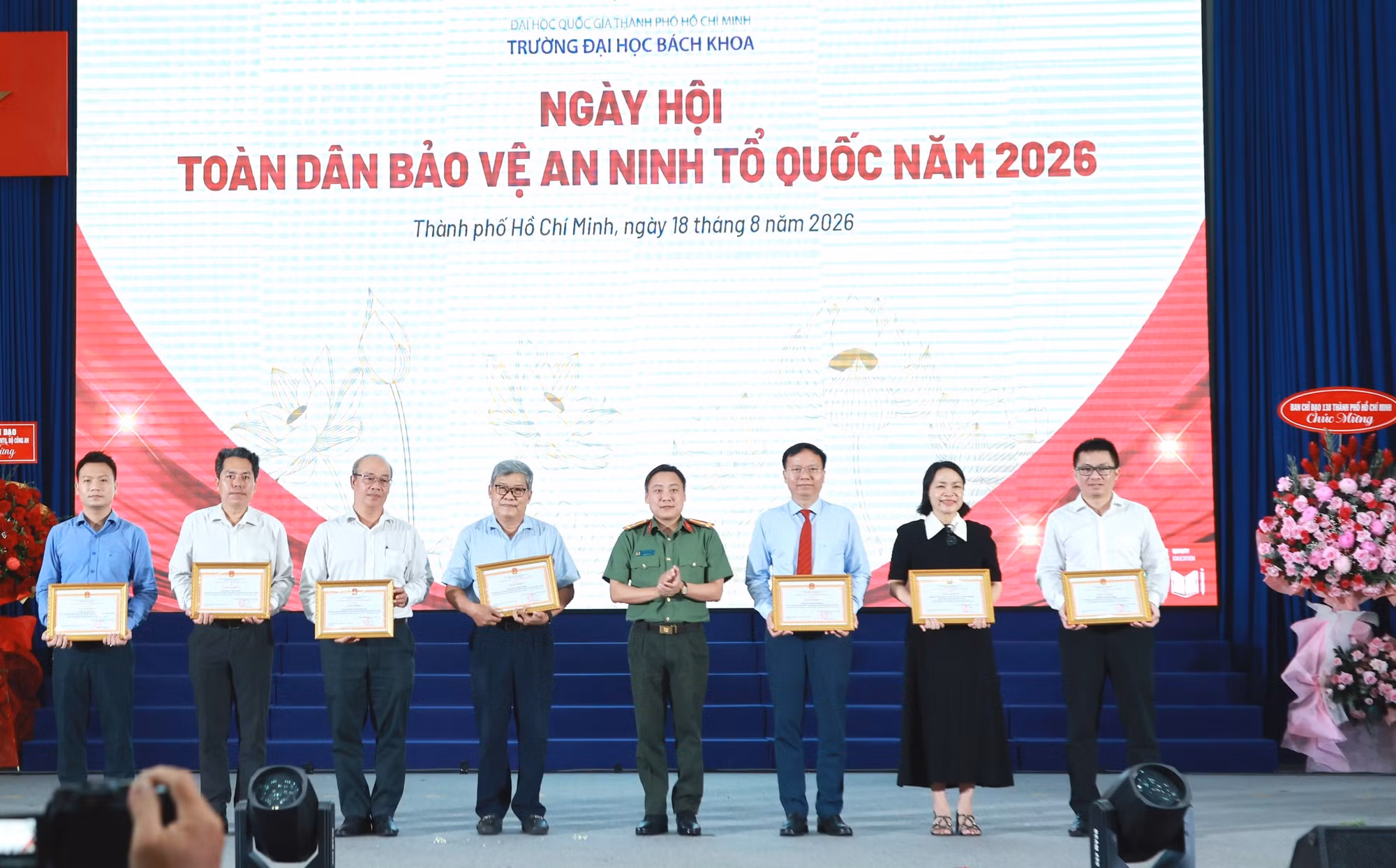 Thượng tá Phan Huy Văn trao Giấy khen cho các cá nhân tiêu biểu.