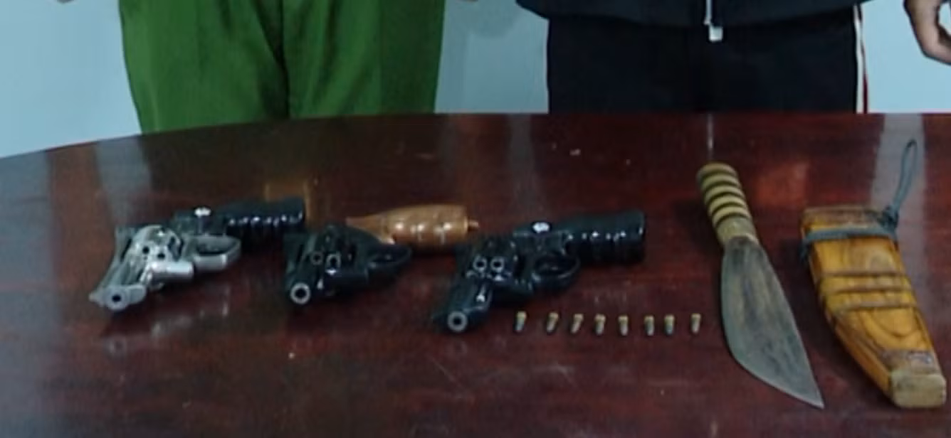 Số tang vật súng đạn và hung khí.
