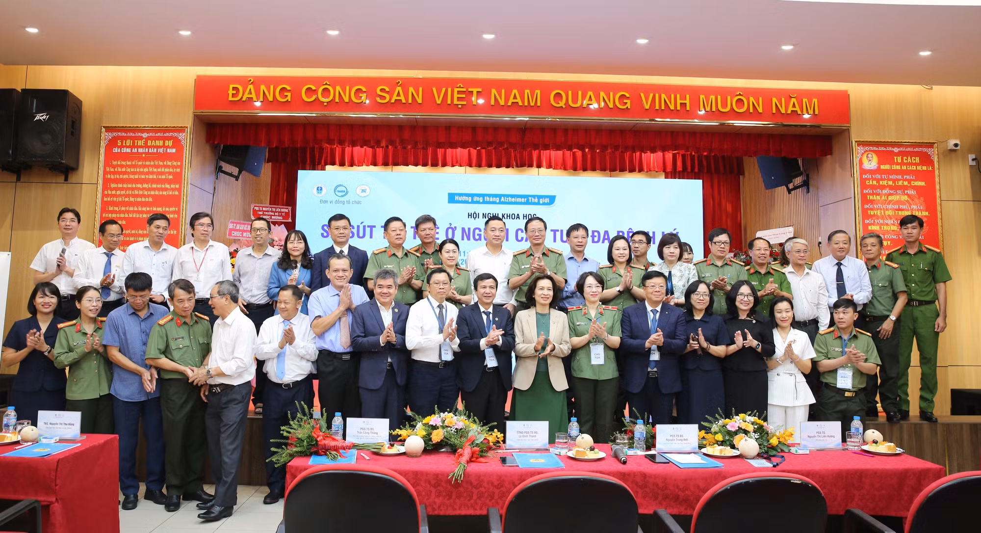 Lãnh đạo Bộ Y tế, Bệnh viện 30-4 cùng các đại biểu tại hội nghị.