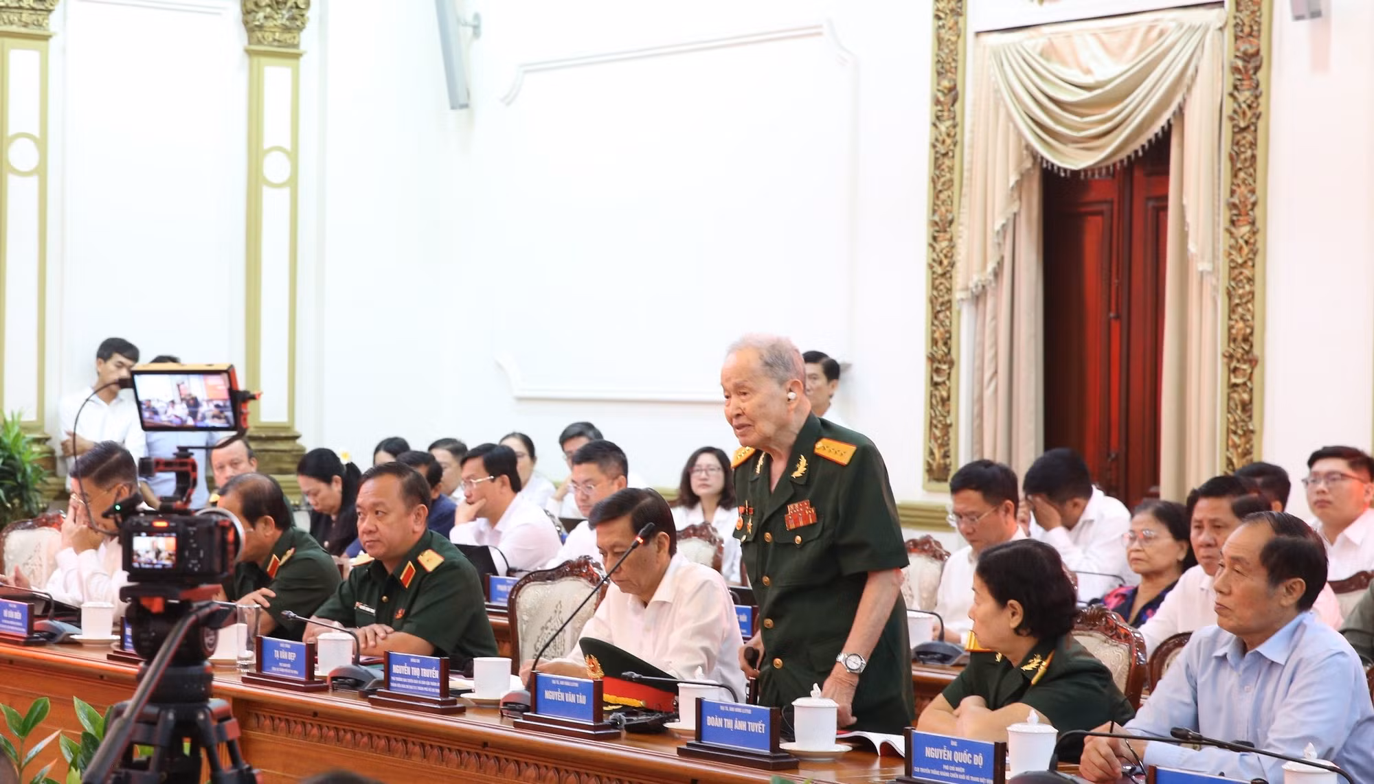 Đại tá, Anh hùng LLVTND Nguyễn Văn Tàu (Tư Cang) phát biểu ý kiến.