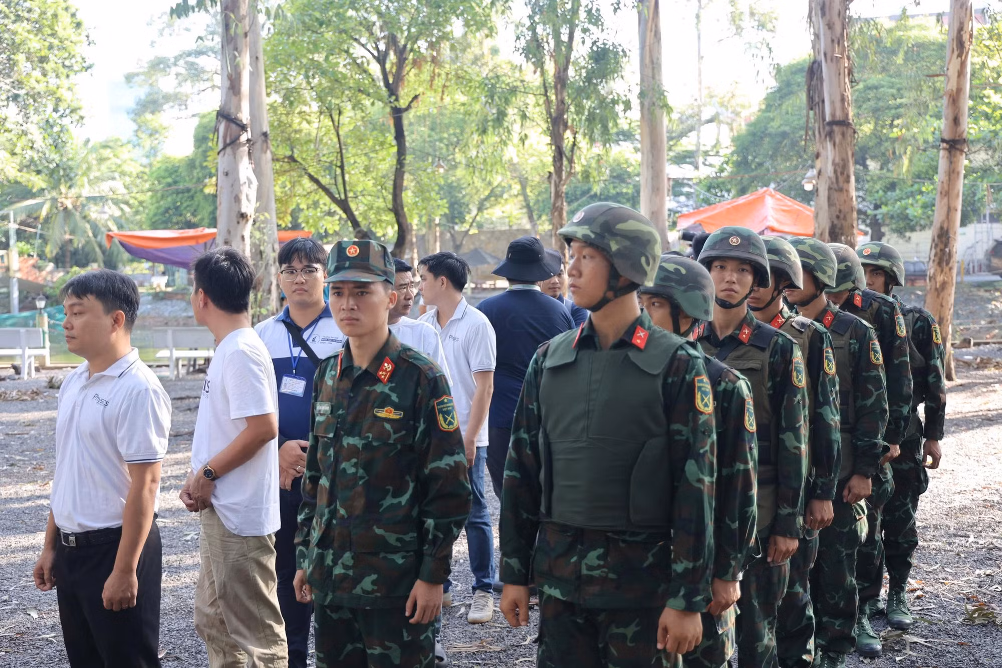 Các lực lượng tham gia khảo sát tại Công viên Lê Thị Riêng.