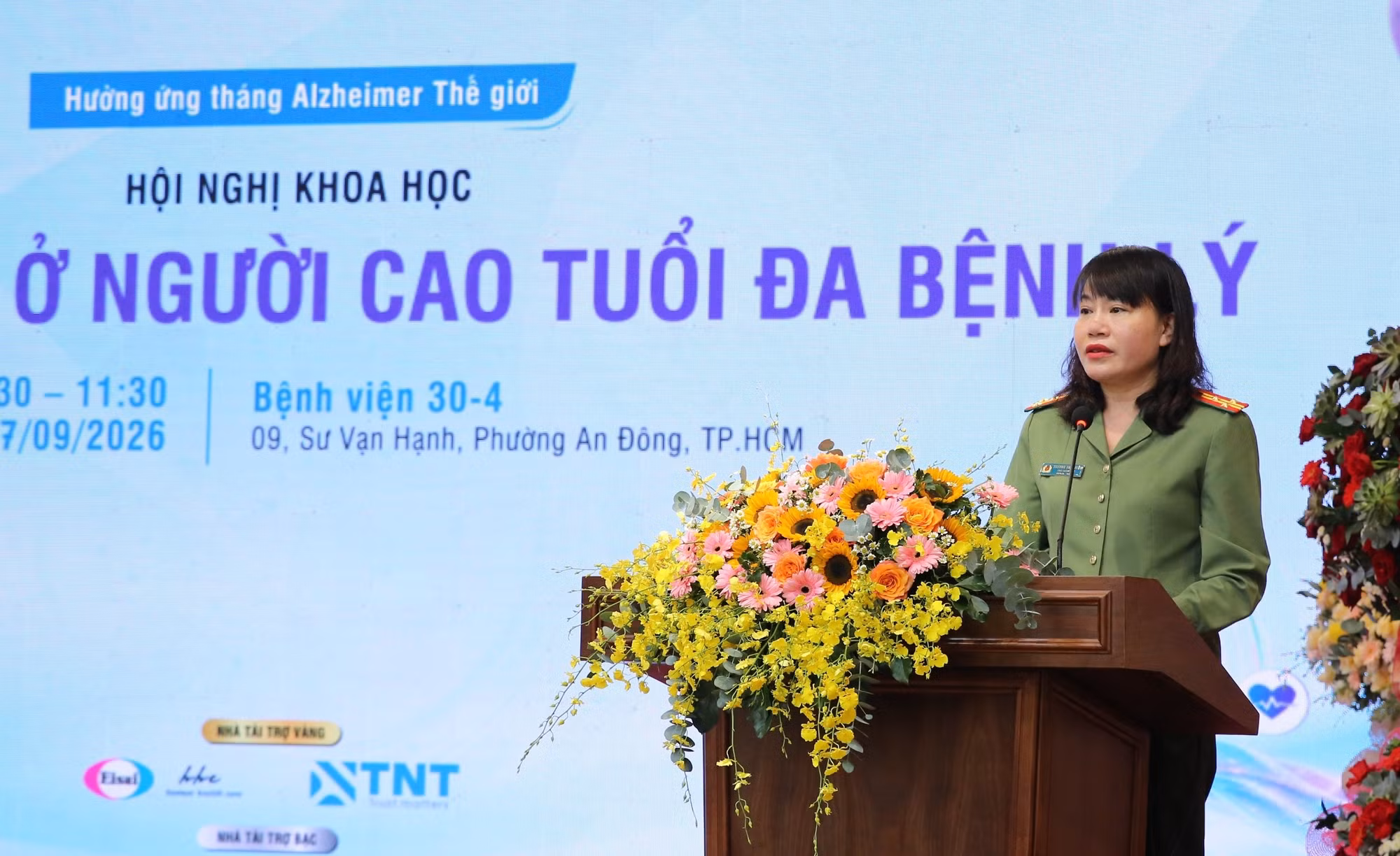 Thượng tá, TS.BS Trương Thị Huyền, Phó Giám đốc Bệnh viện 30-4, điều hành hội nghị.