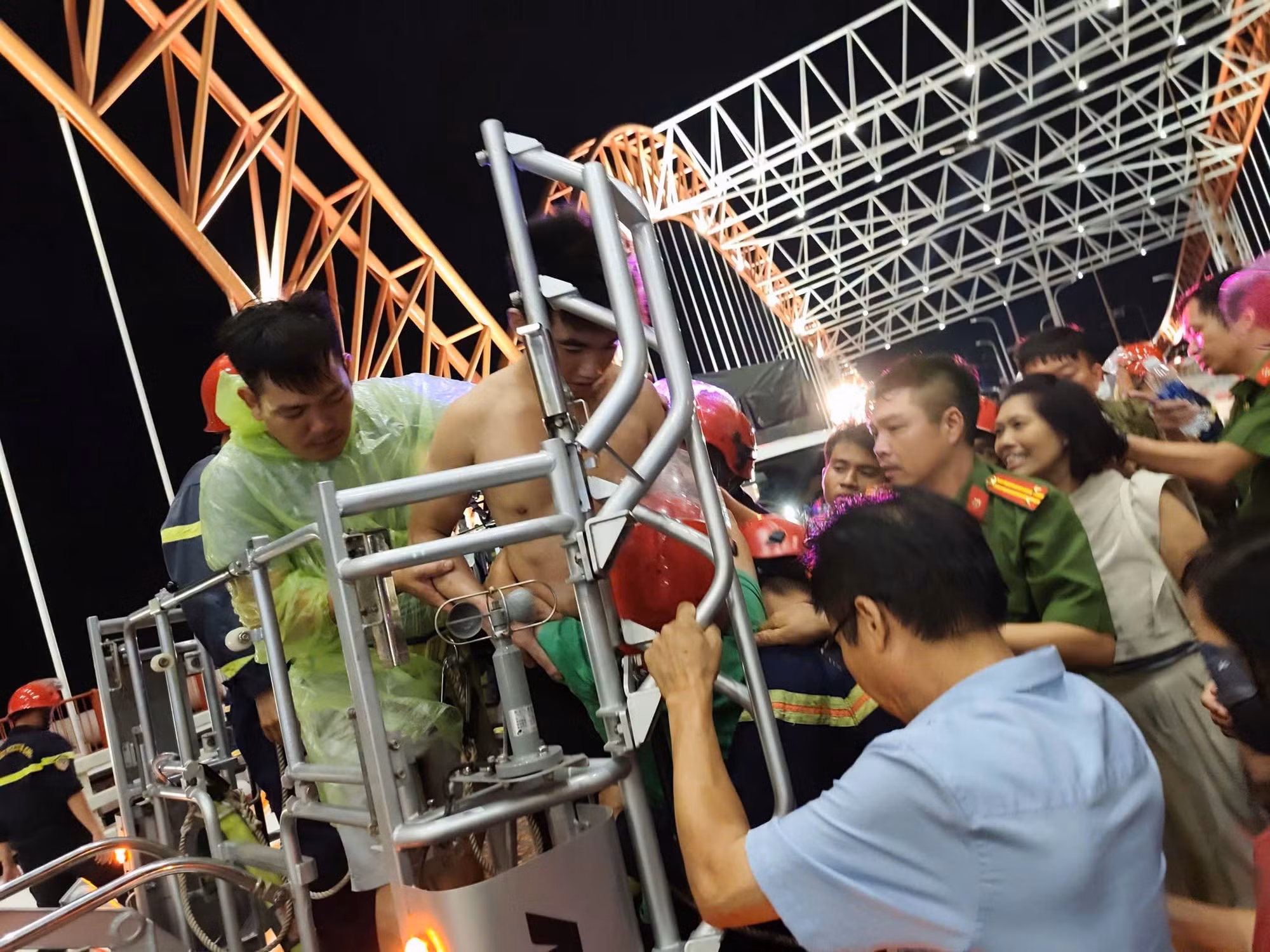 Sau nhiều giờ triển khai các phương án ứng cứu, người thanh niên đã được đưa xuống đất an toàn.