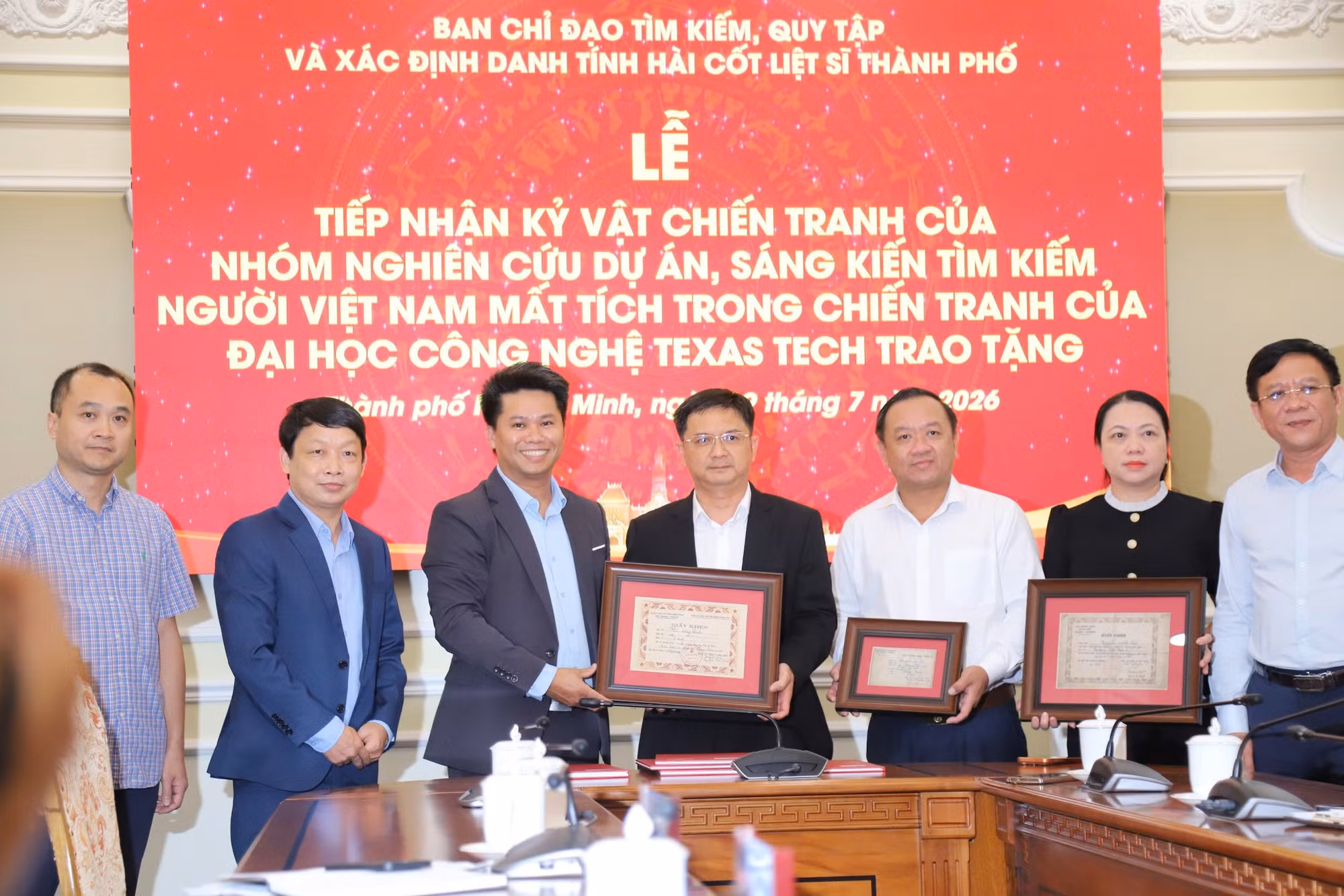 Lãnh đạo Ban Chỉ đạo tìm kiếm, quy tập và xác định danh tính hài cốt liệt sĩ TP Hồ Chí Minh tiếp nhận kỷ vật và hồ sơ liệt sĩ do Đại học Texas Tech trao tặng.