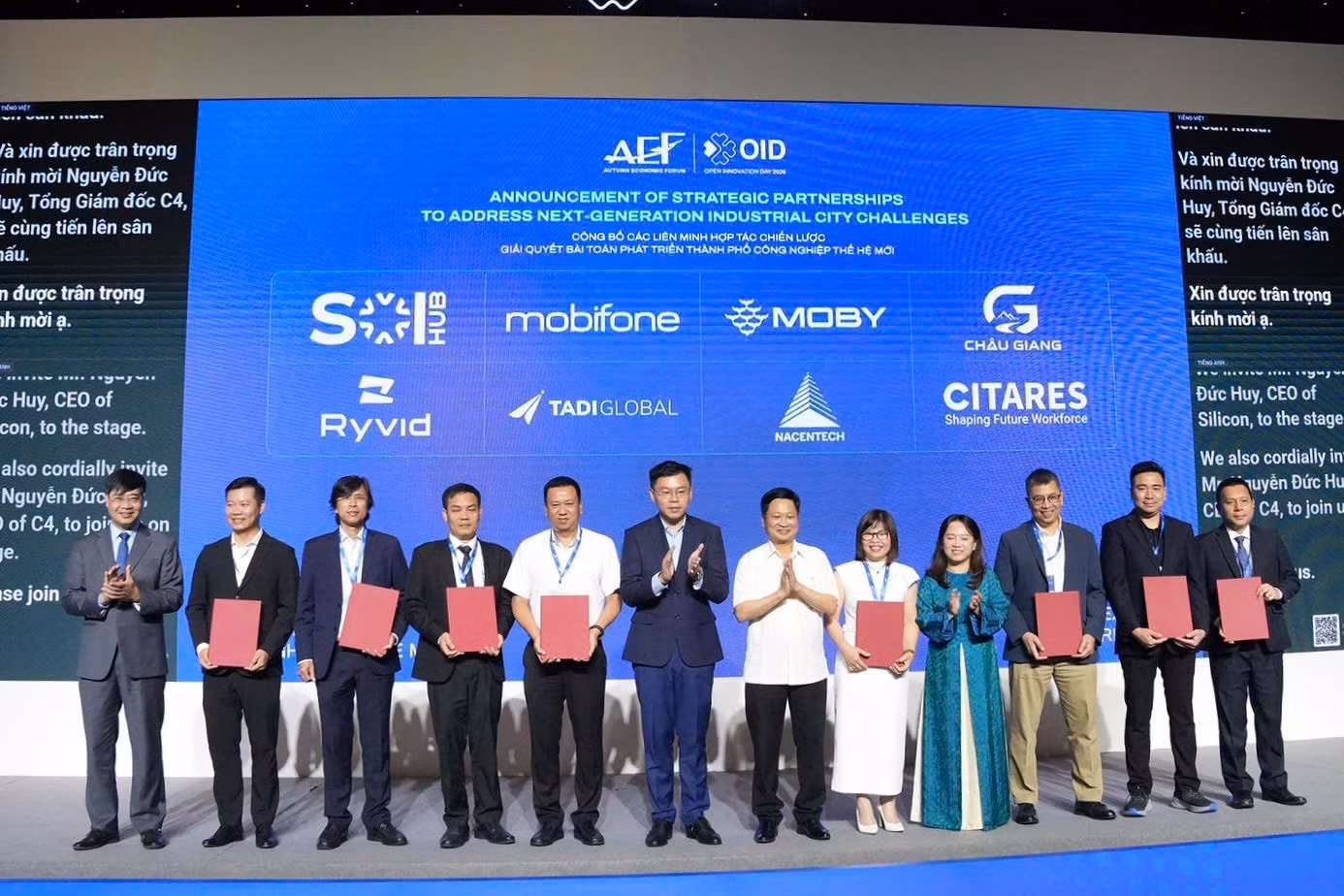 Bà Bùi Thanh Hằng cùng lãnh đạo UBND TP Hồ Chí Minh và Cục Công nghệ số và Trí tuệ nhân tạo công bố hợp tác chiến lược phát triển công nghệ không người lái và hệ thống tự hành.