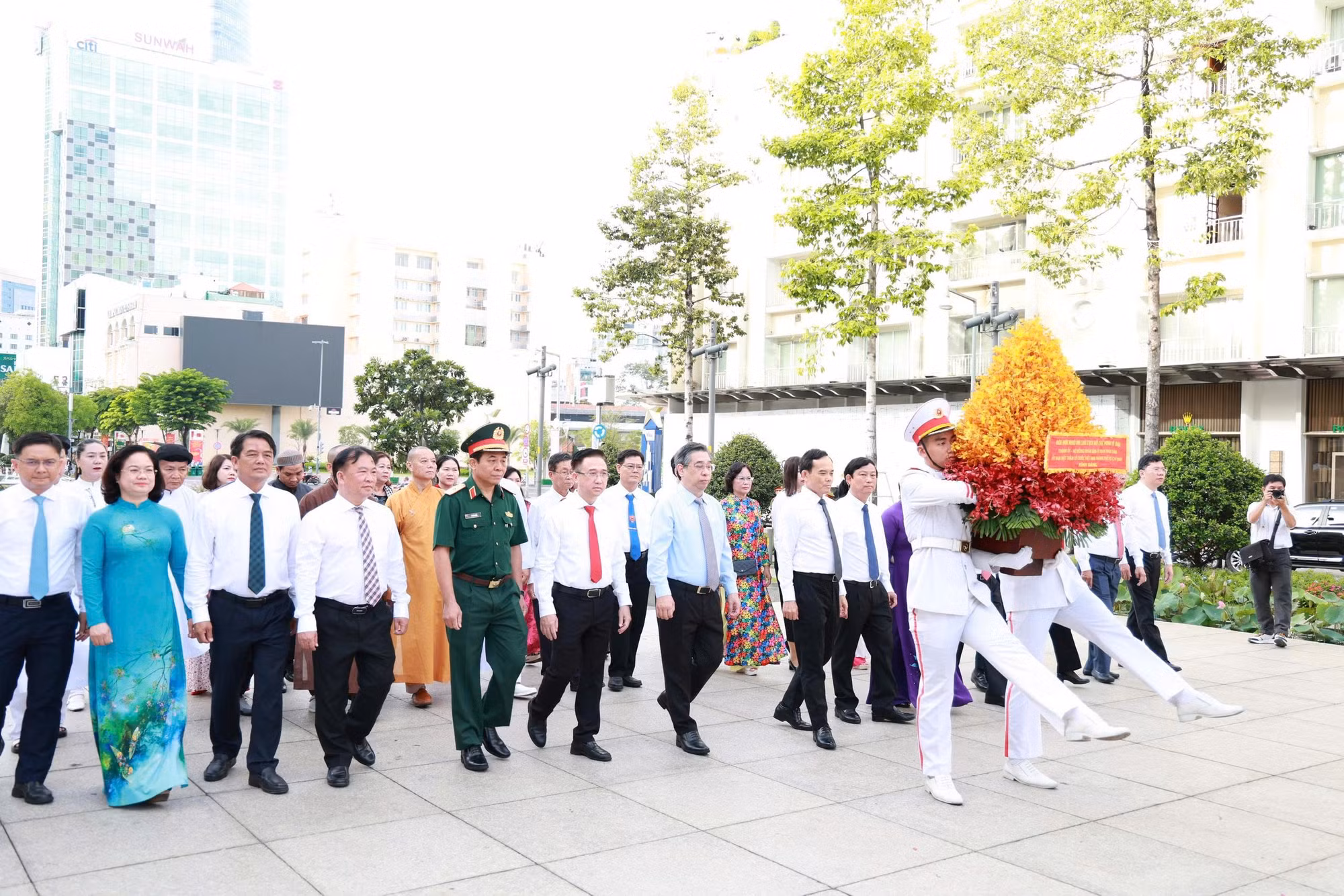 Đoàn đại biểu Thành ủy - HĐND - UBND - Ủy ban MTTQ Việt Nam TP Hồ Chí Minh dâng hoa Chủ tịch Hồ Chí Minh nhân kỷ niệm 136 năm Ngày sinh của Người.