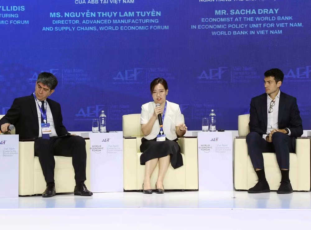 Bà Nguyễn Thụy Lam Tuyền thảo luận.