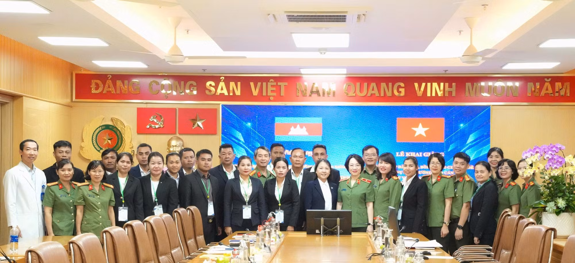 Lãnh đạo các đơn vị cùng các đại biểu tại buổi lễ.