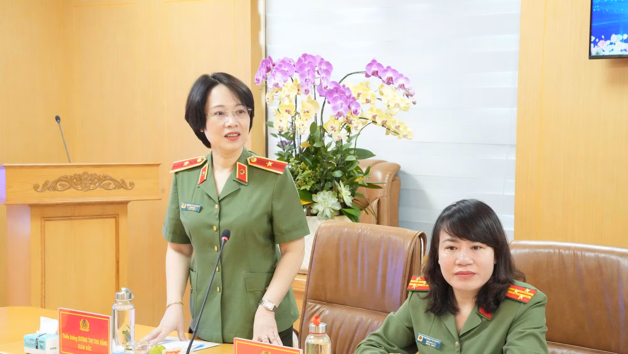 Thiếu tướng Dương Thị Thu Hằng, Giám đốc Bệnh viện 30-4 phát biểu khai giảng.