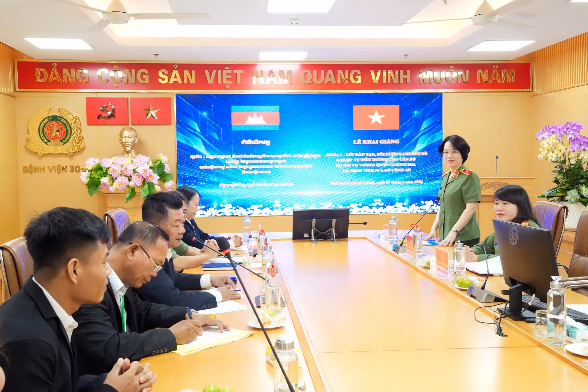 Đào tạo nghiệp vụ điều dưỡng cho cán bộ Bộ Nội vụ Vương quốc Campuchia ảnh 2