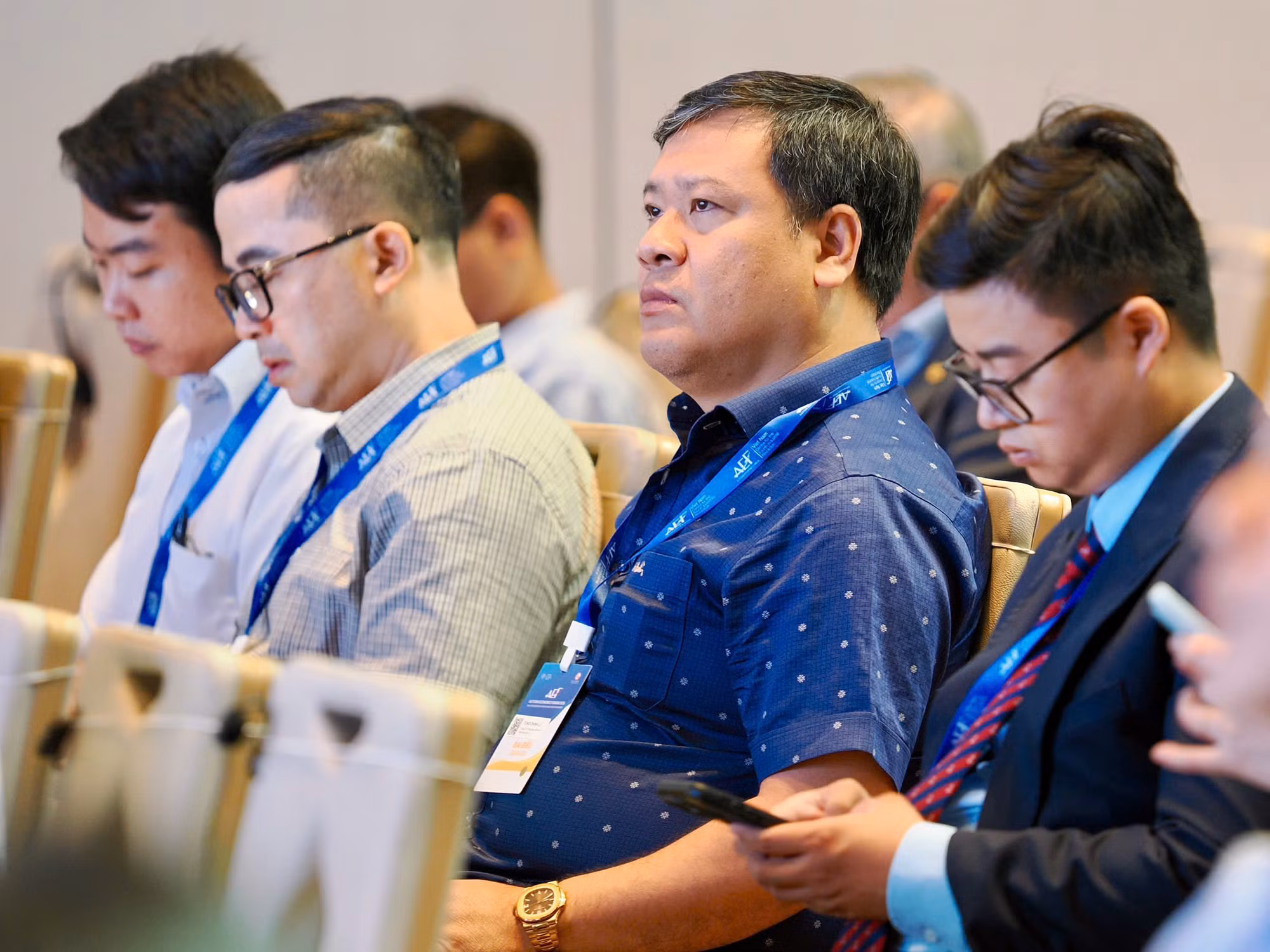 Các đại biểu, nhà đầu tư, chuyên gia trong và ngoài nước tham dự các phiên chuyên đề.
