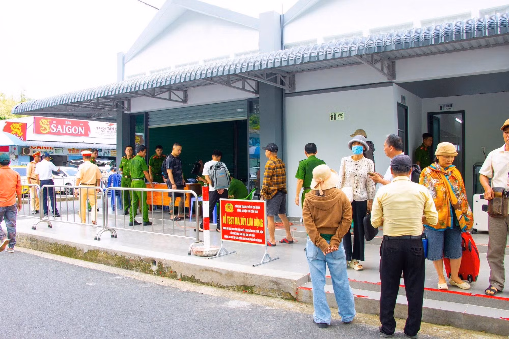 Công an đặc khu Côn Đảo tổ chức kiểm tra, test ma túy lưu động tại khu vực Cảng Bến Đầm.