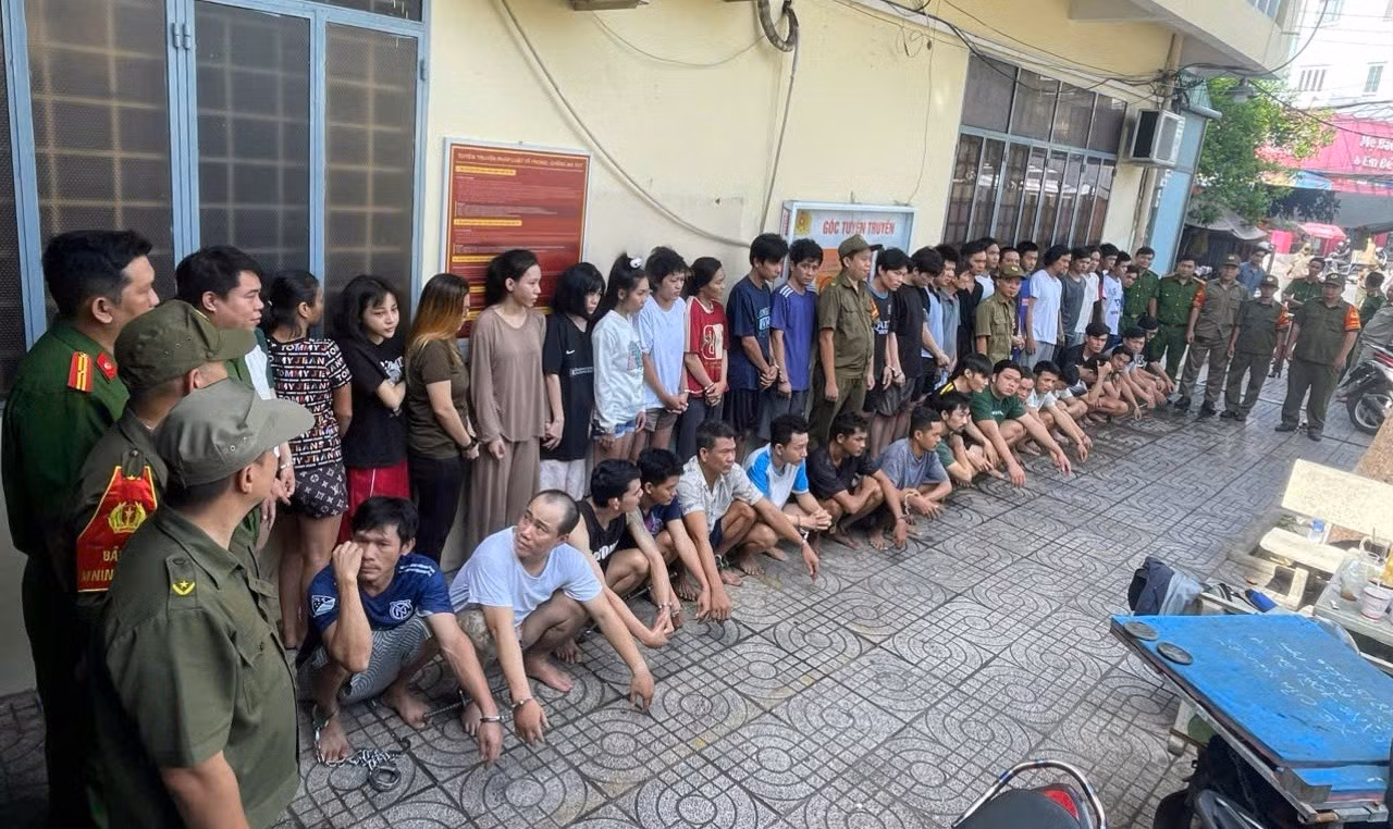 Công an triệt phá đường dây mua bán, tổ chức sử dụng trái phép chất ma túy có quy mô lớn, liên tỉnh, bắt giữ 53 đối tượng.