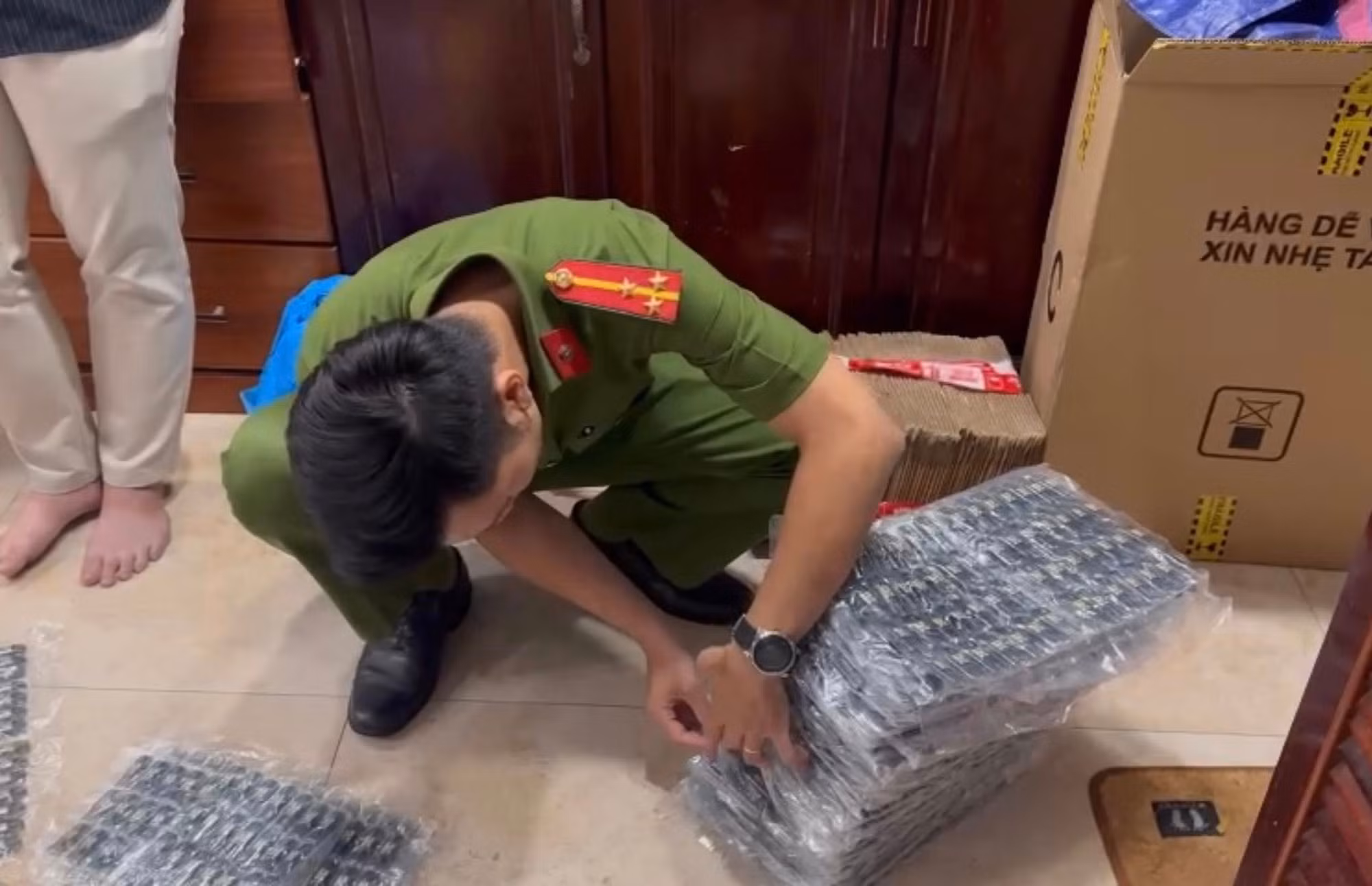 Tang vật 1.783 đầu vỏ nhựa bên trong chứa tinh dầu (thuốc lá điện tử) và đều có chứa chất ma túy (Etomidate)...