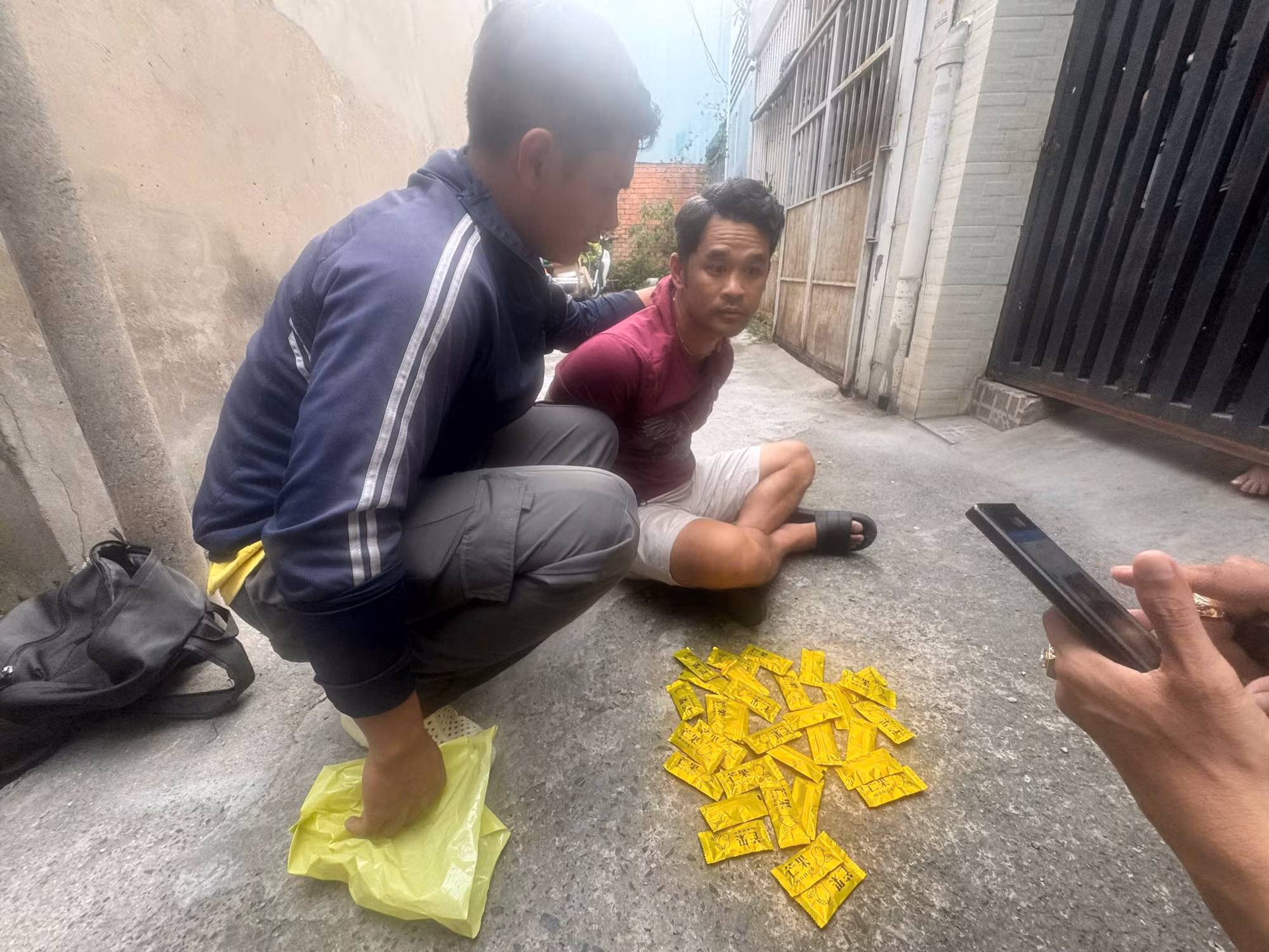 Bắt giữ đối tượng Lê Quốc Duy cùng tang vật.