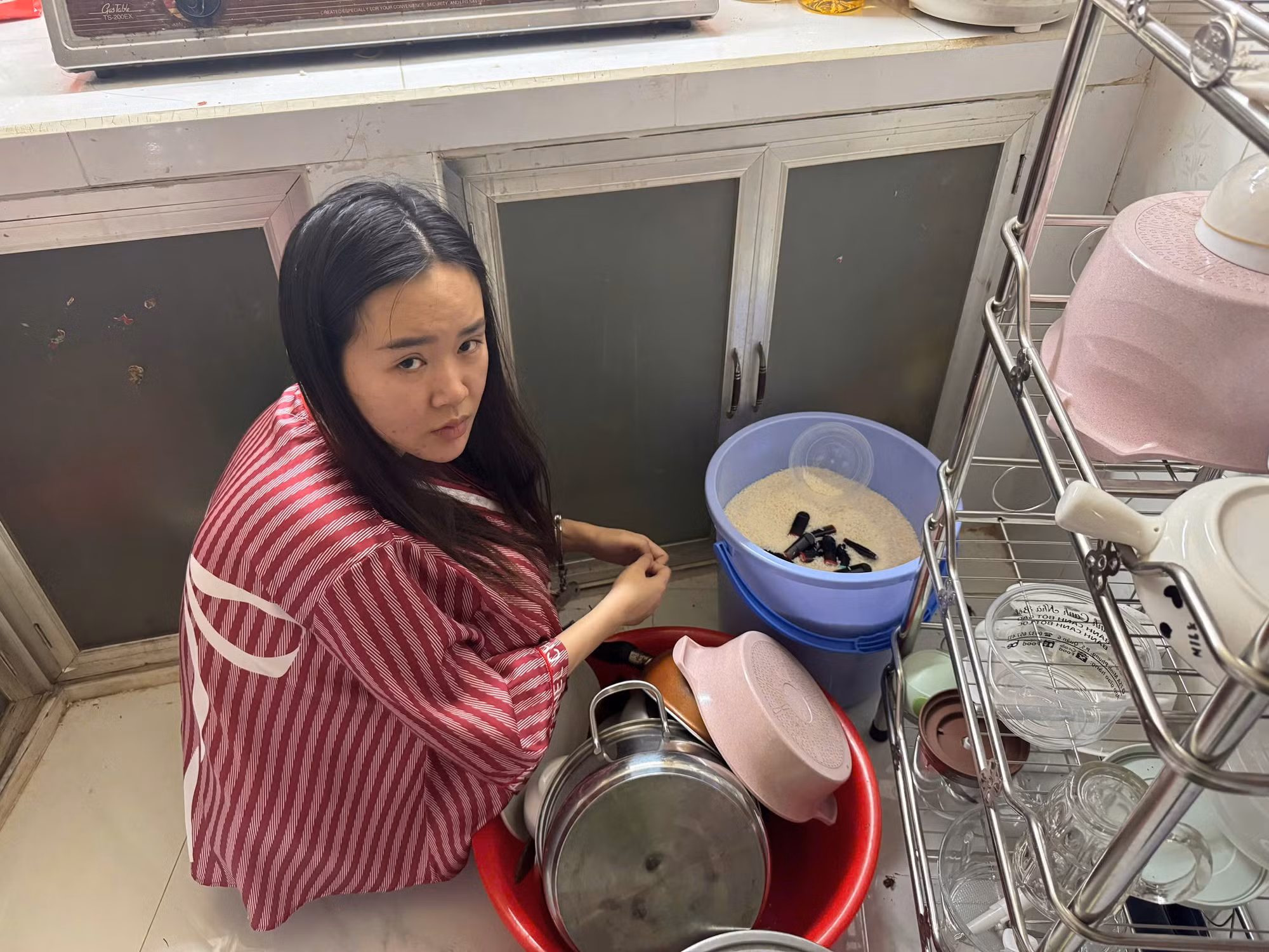 Đối tượng Huỳnh Ngọc Thuý Như và tang vật là các đầu đốt tinh dầu chứa ma tuý Etomidate được giấu trong thùng gạo.