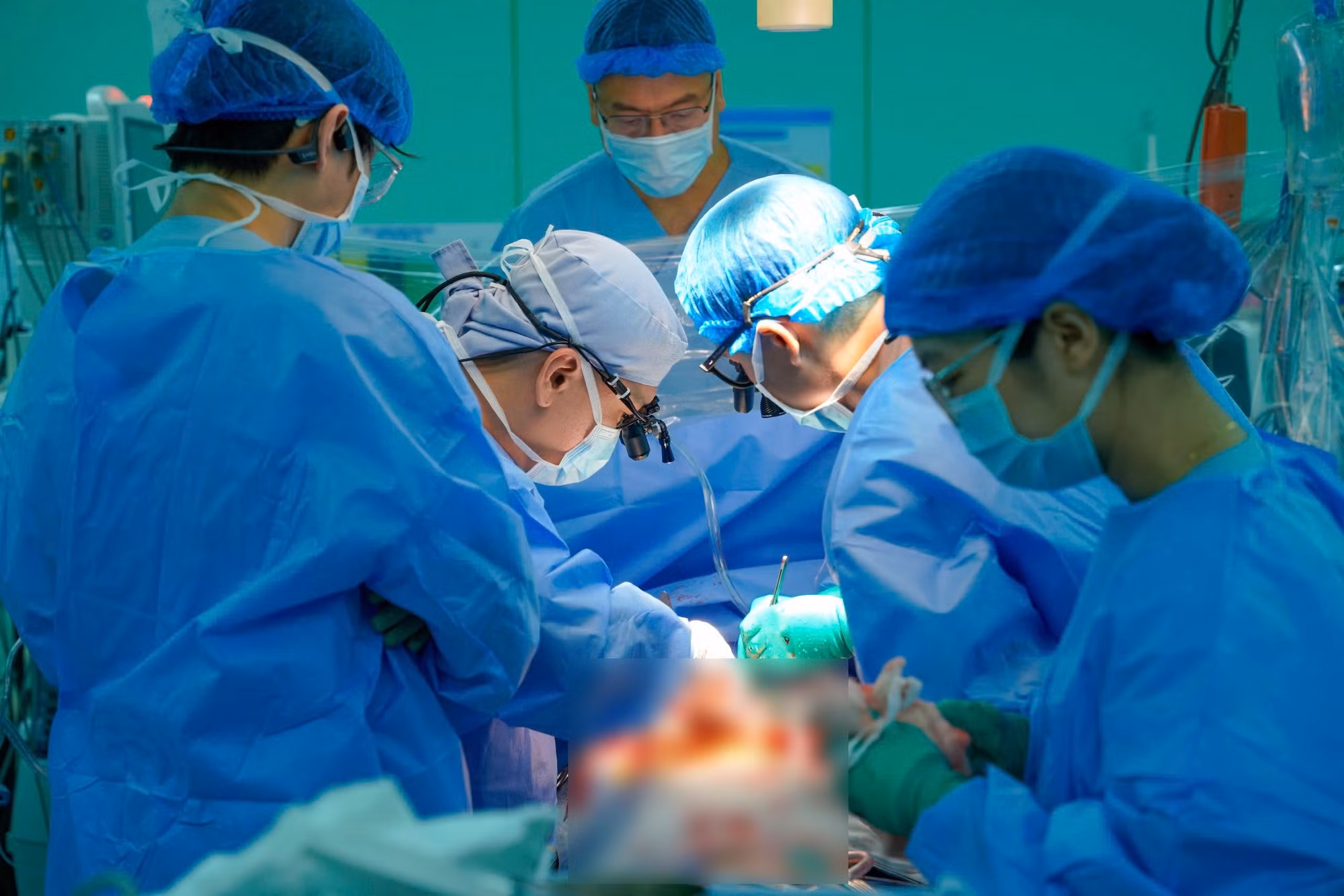 Dưới ánh đèn phòng mổ, từng thao tác được thực hiện với sự tập trung cao độ, chính xác và thận trọng.