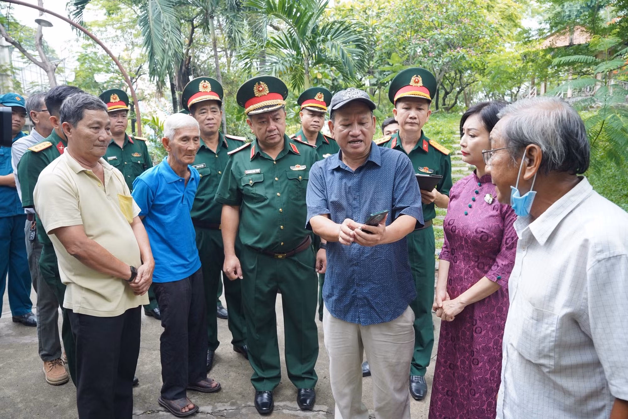 Các nhân chứng cùng lực lượng khảo sát của Bộ Tư lệnh TP Hồ Chí Minh tại khu vực khảo sát thuộc Công viên Văn hóa Lê Thị Riêng.