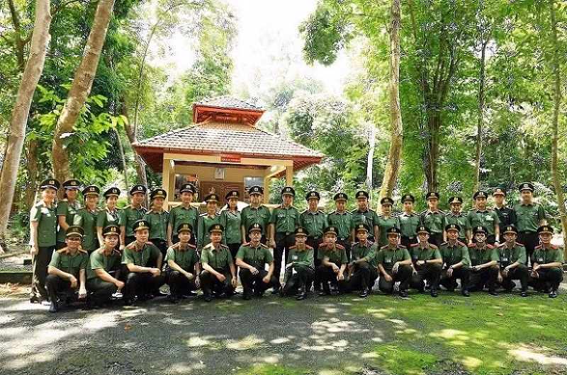 Đoàn công tác Trường Đại học An ninh nhân dân dâng hương tại Nhà Lưu niệm Trường An ninh Trung ương Cục miền Nam.
