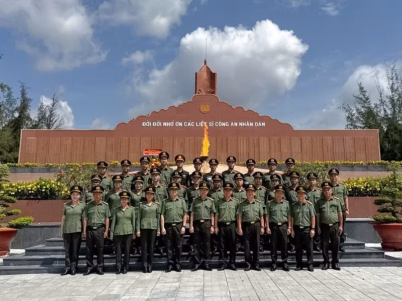 Đoàn công tác Trường Đại học An ninh nhân dân dâng hương tại Bia chiến thắng
