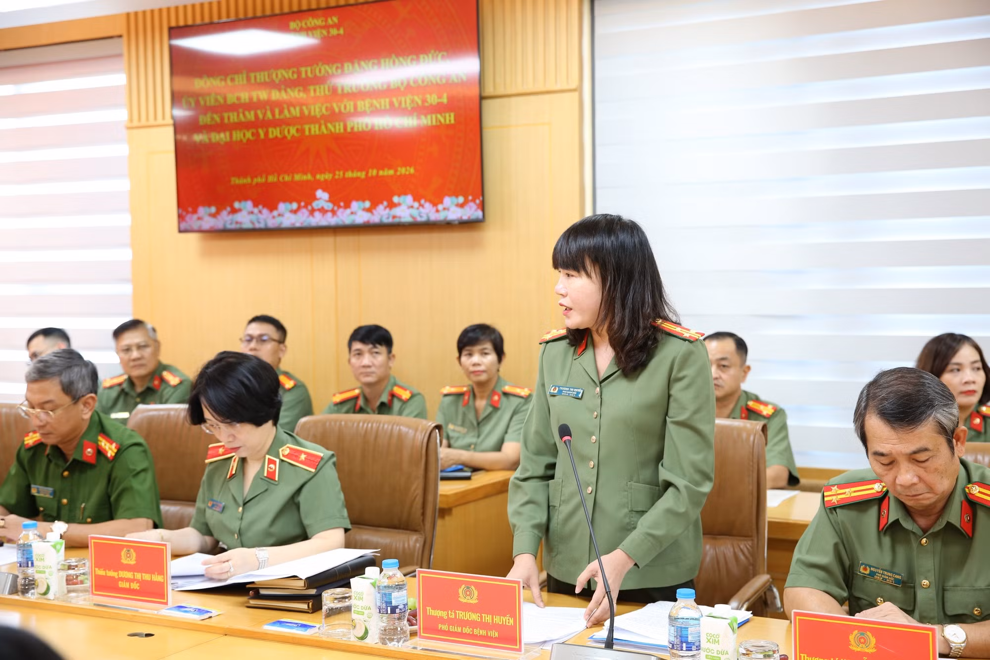 Thượng tá, TS. Trương Thị Huyền, Phó Giám đốc Bệnh viện 30-4, báo cáo các mặt công tác phối hợp...
