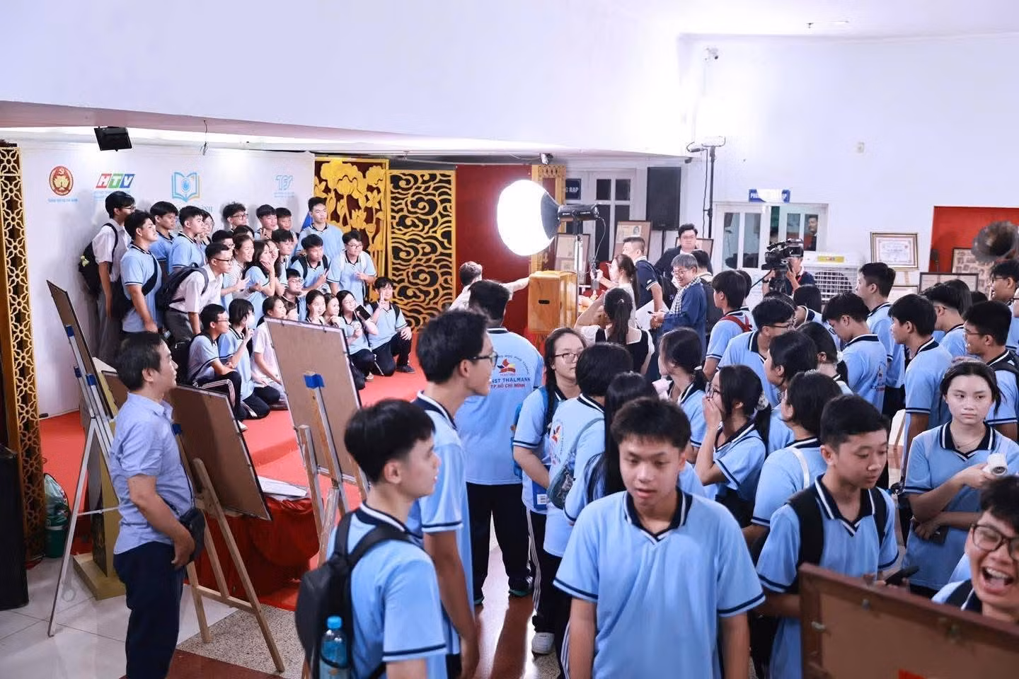 Đông đảo học sinh, sinh viên đến tham dự chương trình.