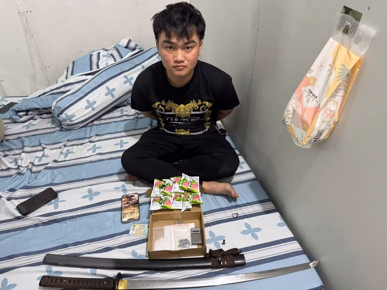 Đỗ Hoàng Khanh cùng tang vật.