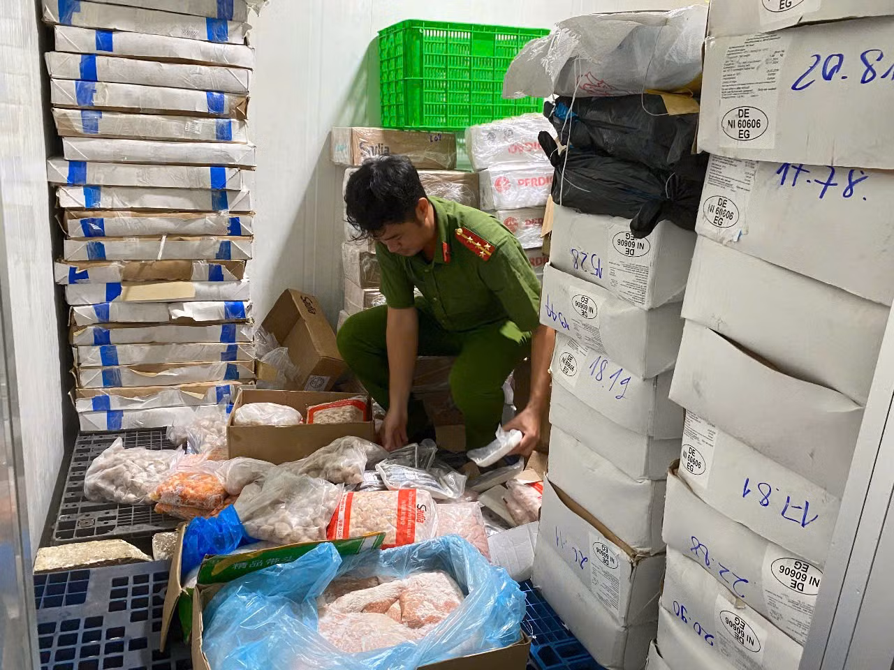 Thực tế thời gian qua cho thấy, việc kiểm soát thực phẩm vẫn còn đối mặt với muôn vàn khó khăn.