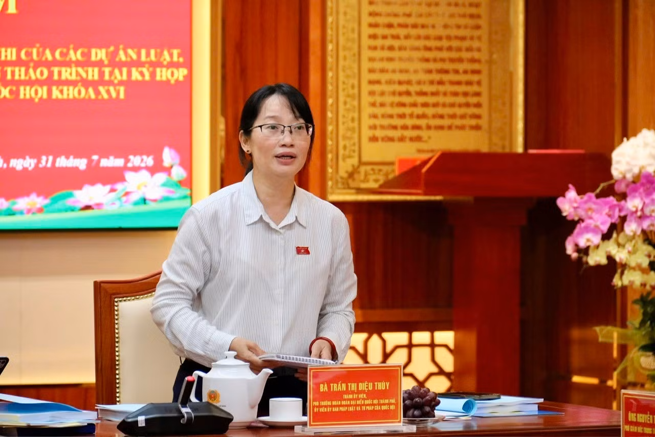 Đồng chí Trần Thị Diệu Thúy - Phó Trưởng đoàn Đoàn đại biểu Quốc hội TP Hồ Chí Minh phát biểu ý kiến.