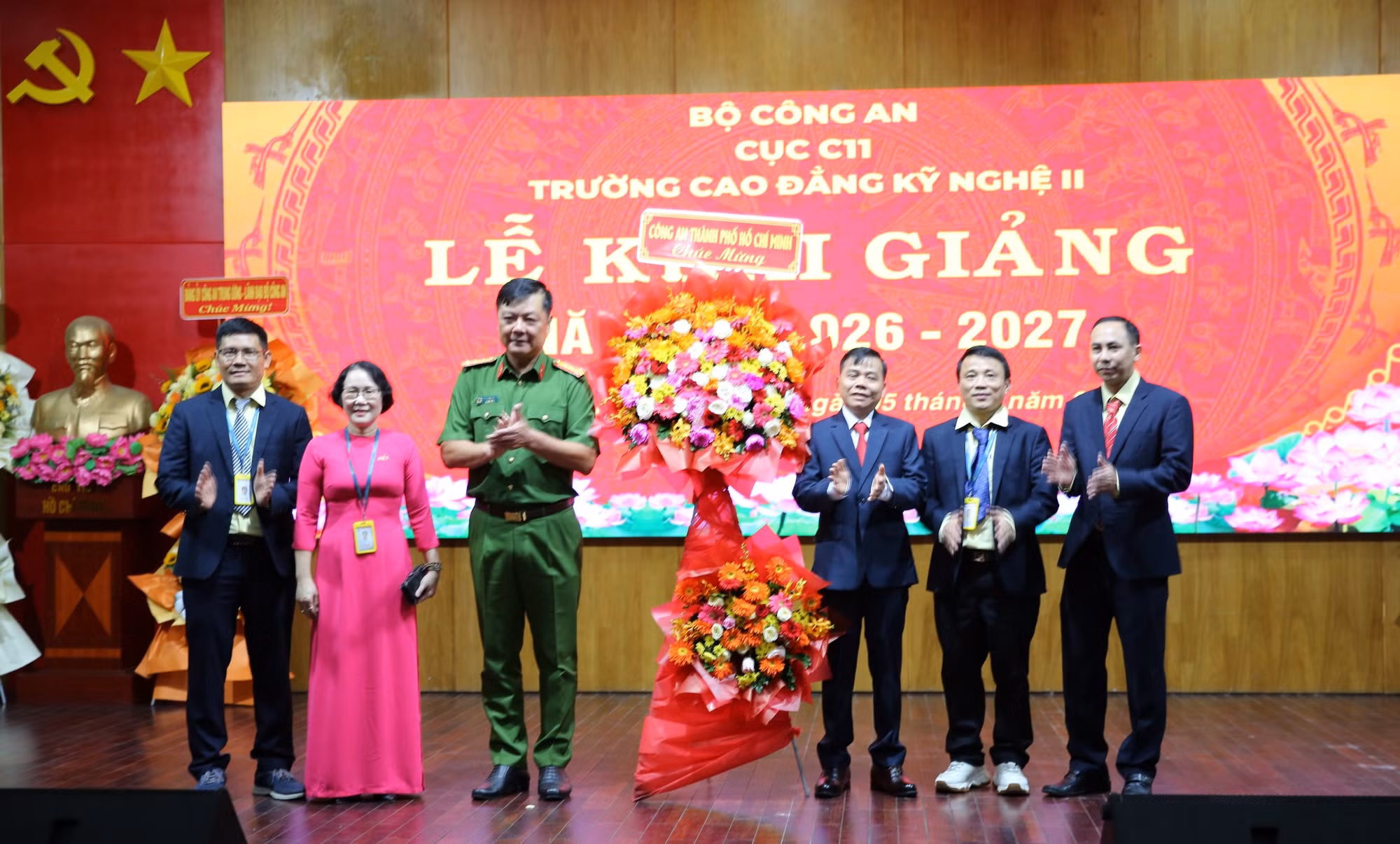 Lãnh đạo các đơn vị tặng hoa chúc mừng Nhà trường.