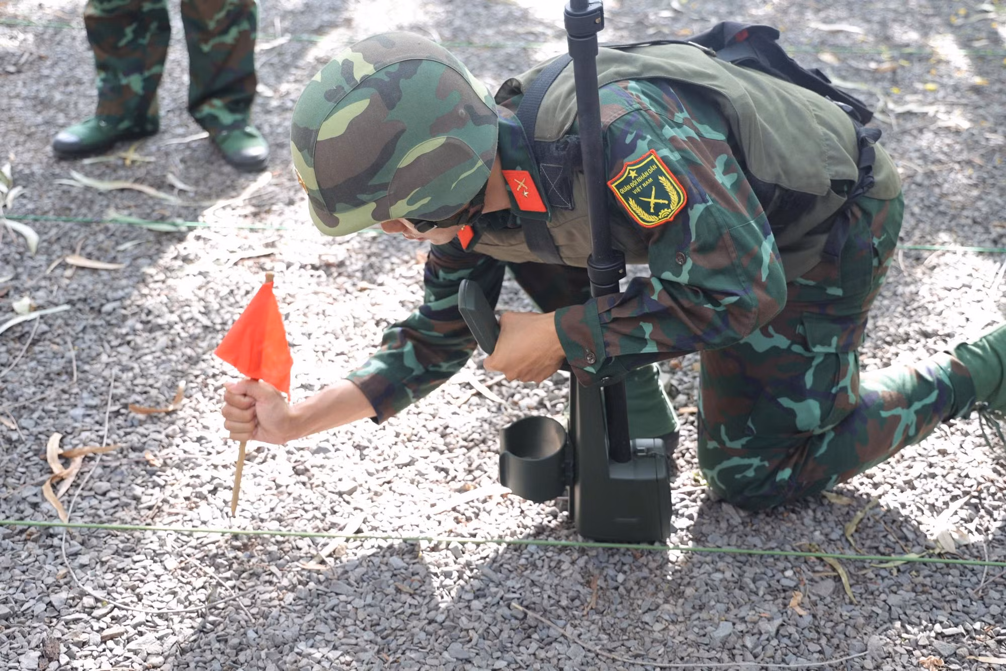 Lực lượng Công binh tiến hành đào vị trí nghi vấn có vật liệu nổ còn sót lại.