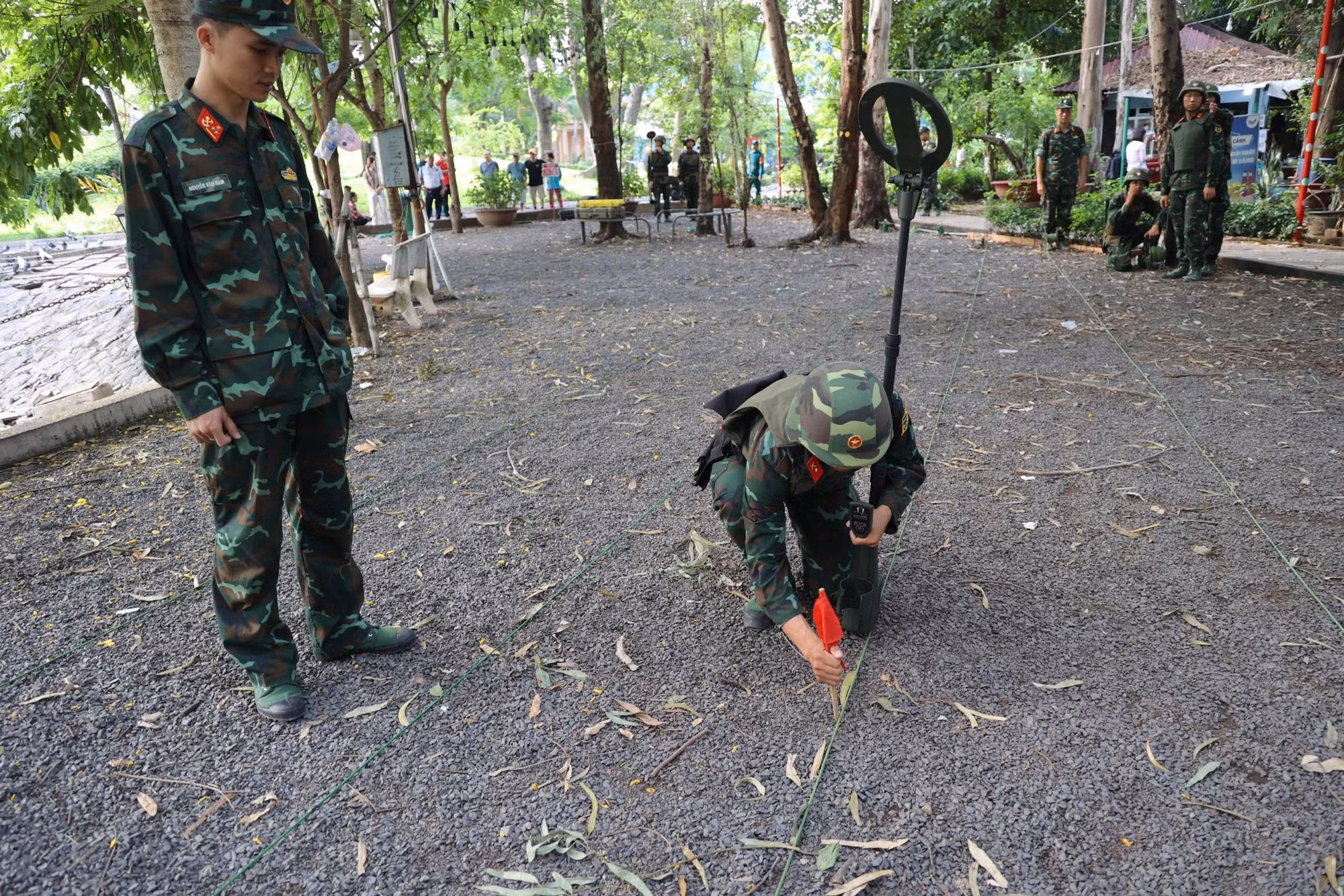 Dùng công nghệ hiện đại để tìm hài cốt liệt sĩ tại Công viên Lê Thị Riêng ảnh 14