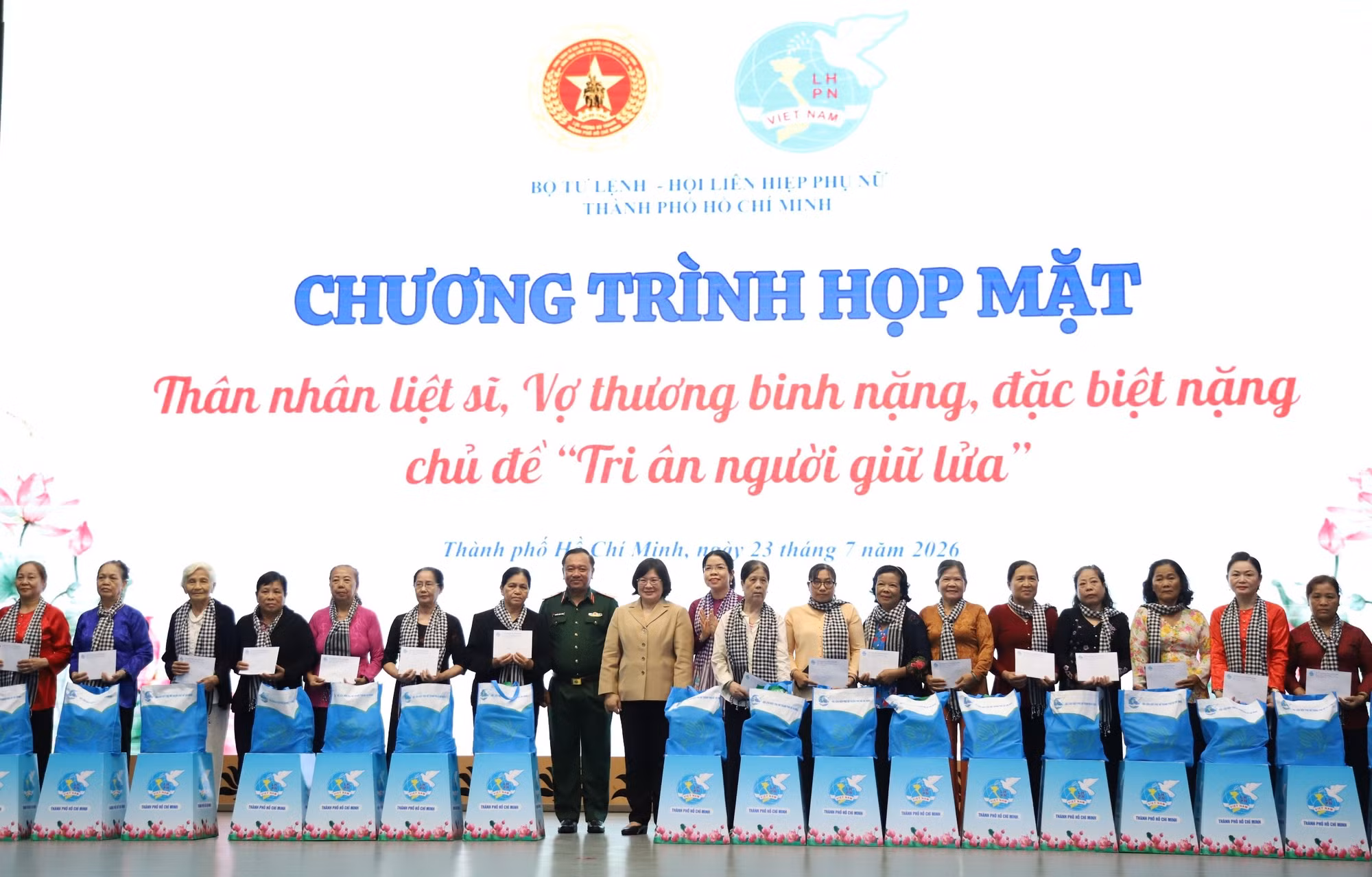 Trao tặng quà cho thân nhân, gia đình liệt sĩ, thương binh.