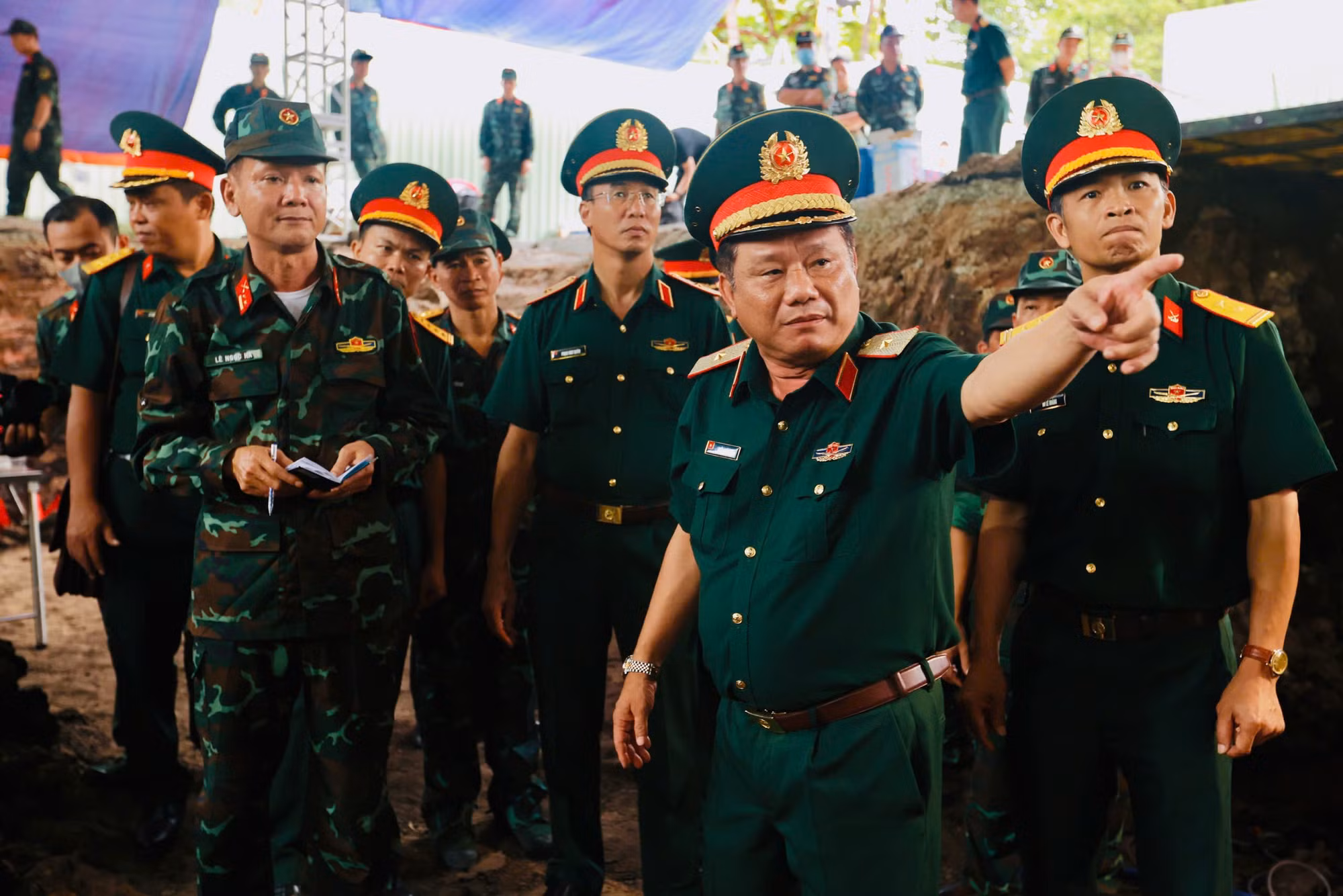 Thiếu tướng Trần Chí Tâm cùng đoàn công tác kiểm tra hiện trường tìm kiếm, quy tập và xác định danh tính liệt sĩ tại Công viên Lê Thị Riêng.