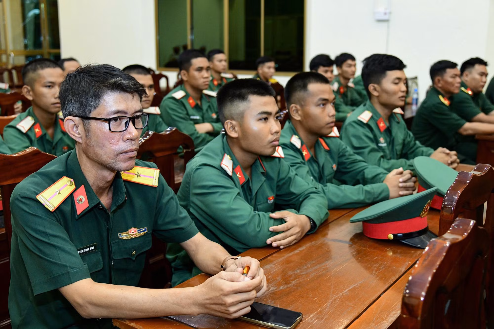 Cán bộ, chiến sĩ tham gia lực lượng tìm kiếm, quy tập hài cốt liệt sĩ.