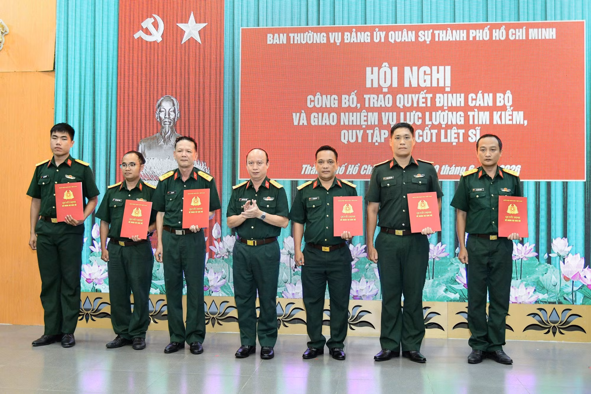 Đại tá Nguyễn Đình Chuẩn trao quyết định điều động, bổ nhiệm cho các đồng chí tham gia lực lượng tìm kiếm, quy tập hài cốt liệt sĩ.