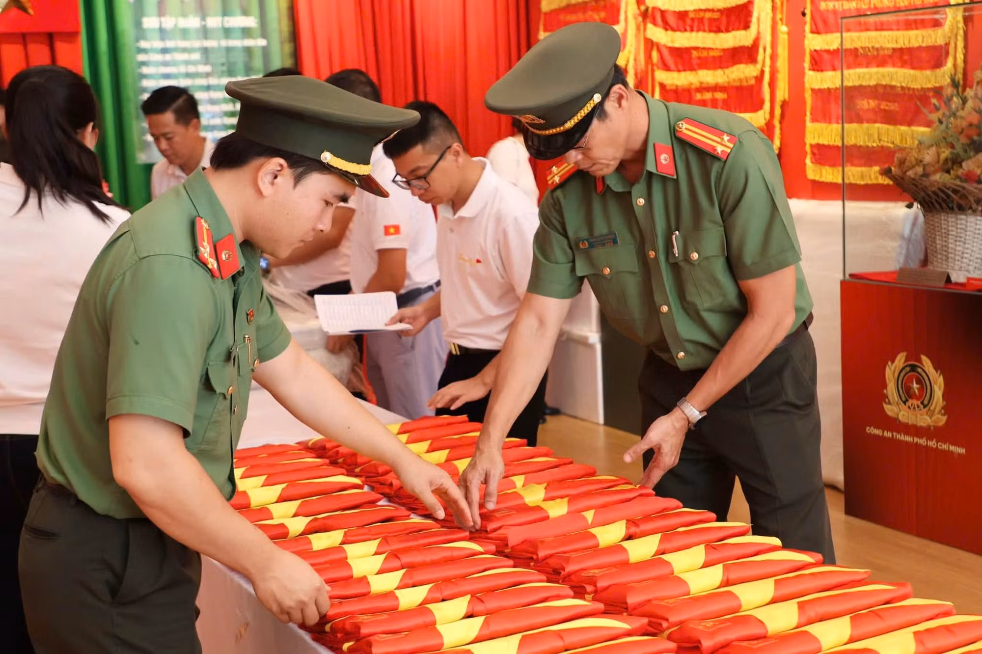 Công an TP Hồ Chí Minh tiếp nhận di ảnh liệt sĩ phục dựng ảnh 4