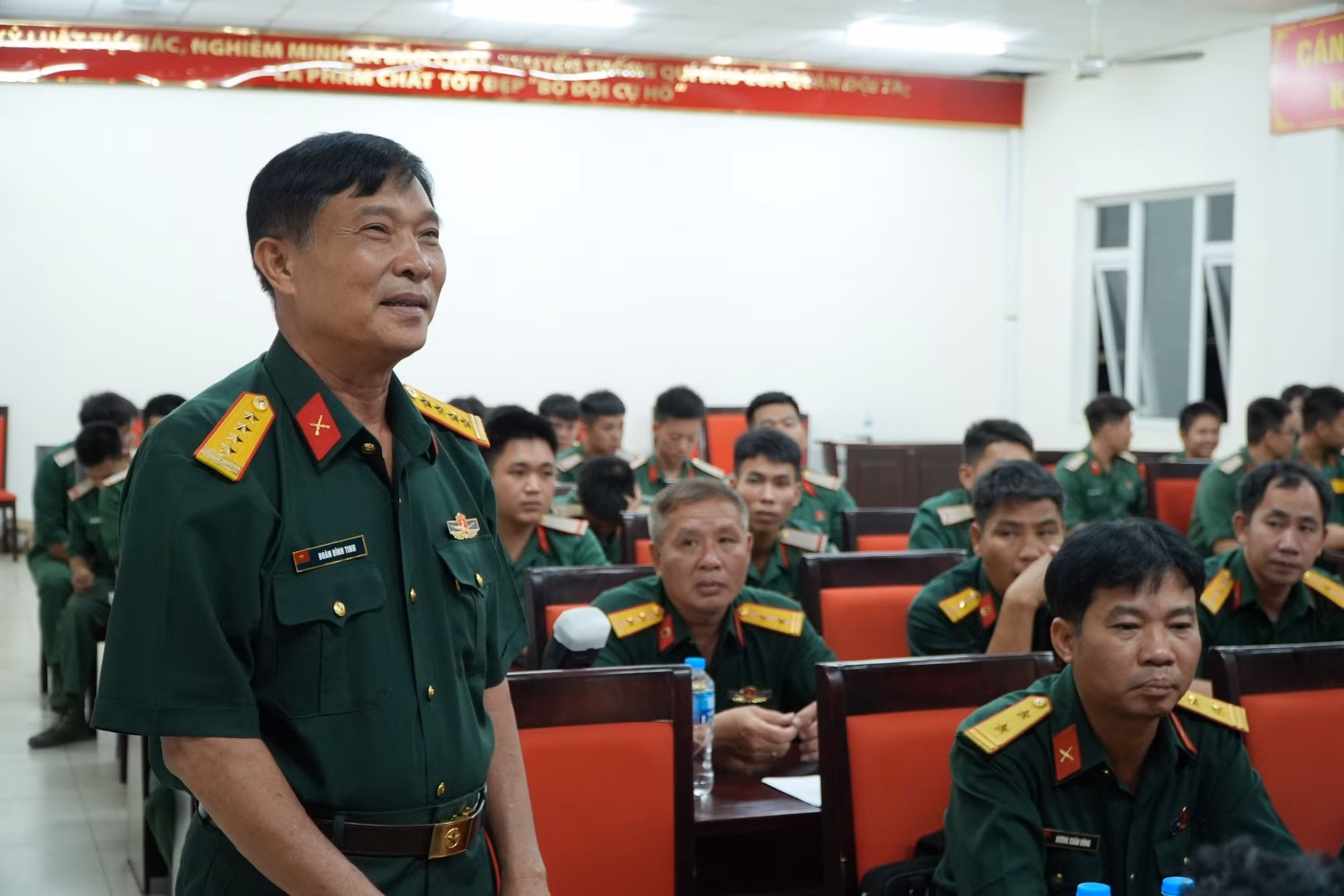 Đại tá Đoàn Đình Tinh, Đội trưởng Đội K70 phát biểu tại hội nghị,